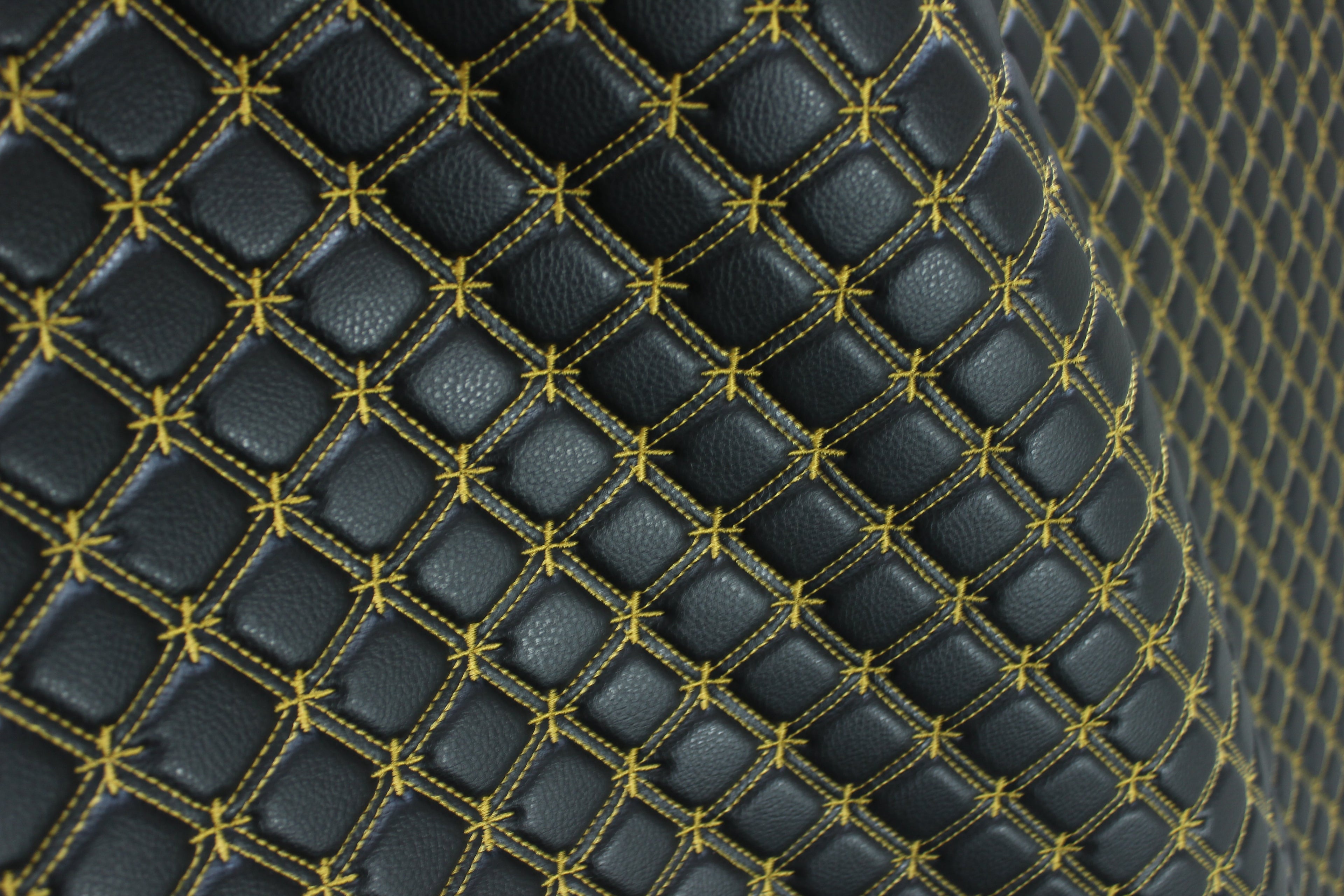 Tela de vinilo negro acolchado con cruz de copos de nieve dorados para tapicería de coche | Costura de 5 cm x 5 cm con refuerzo de espuma de 5 mm | 140 cm de ancho | Automotriz