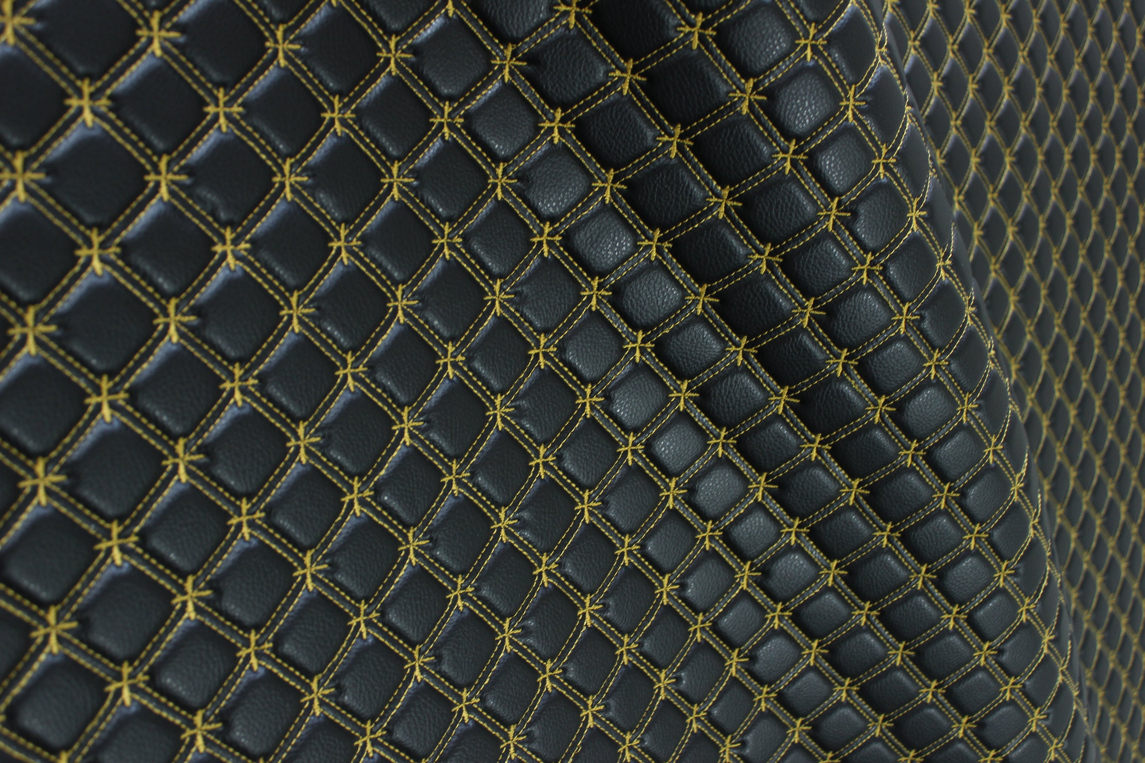 Tela de vinilo negro acolchado con cruz de copos de nieve dorados para tapicería de coche | Costura de 5 cm x 5 cm con refuerzo de espuma de 5 mm | 140 cm de ancho | Automotriz