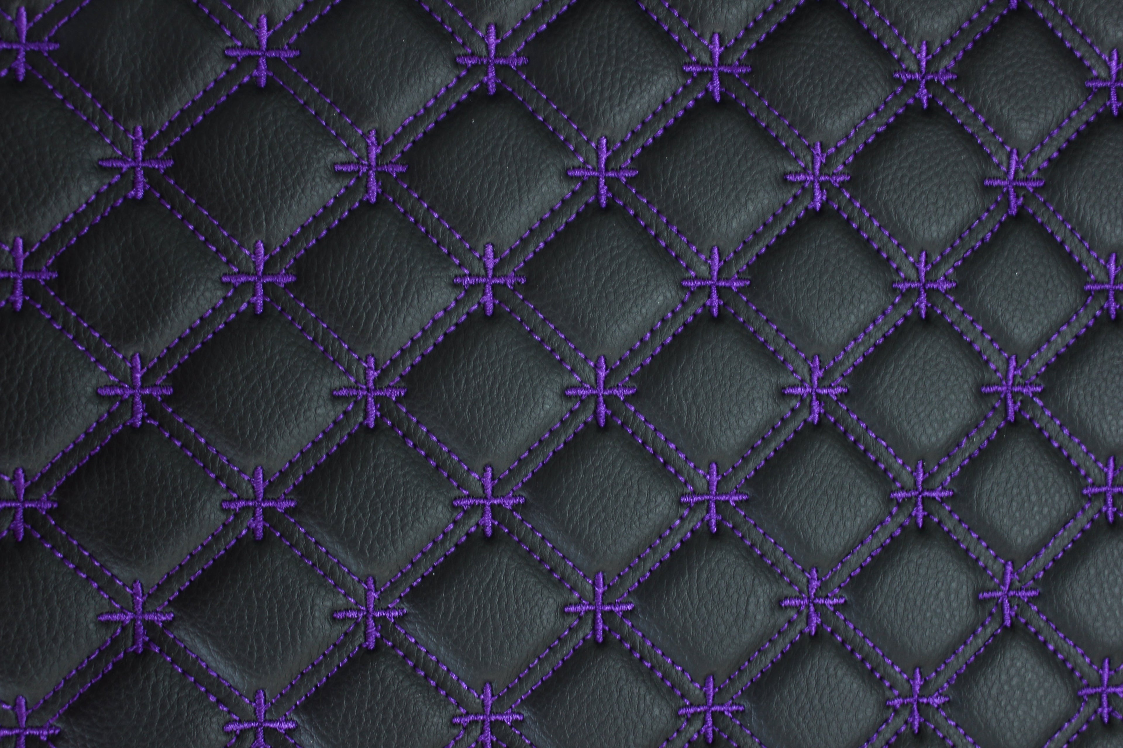 Tecido para estofos automóveis em vinil preto acolchoado com estampado de floco de neve roxo | Costura de 5 cm x 5 cm com base de espuma de 5 mm | 140 cm de largura | Automotivo