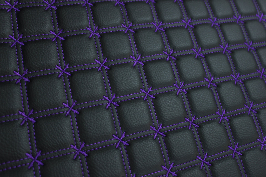 Tecido para estofos automóveis em vinil preto acolchoado com estampado de floco de neve roxo | Costura de 5 cm x 5 cm com base de espuma de 5 mm | 140 cm de largura | Automotivo