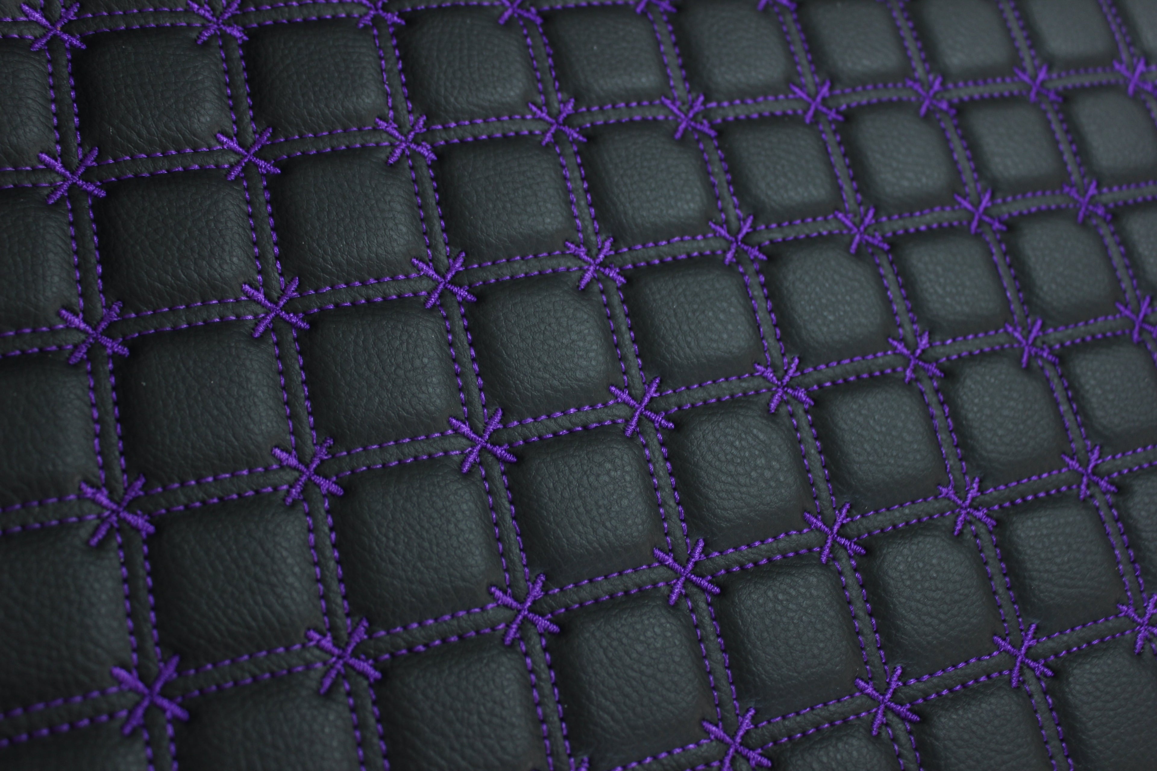Tecido para estofos automóveis em vinil preto acolchoado com estampado de floco de neve roxo | Costura de 5 cm x 5 cm com base de espuma de 5 mm | 140 cm de largura | Automotivo