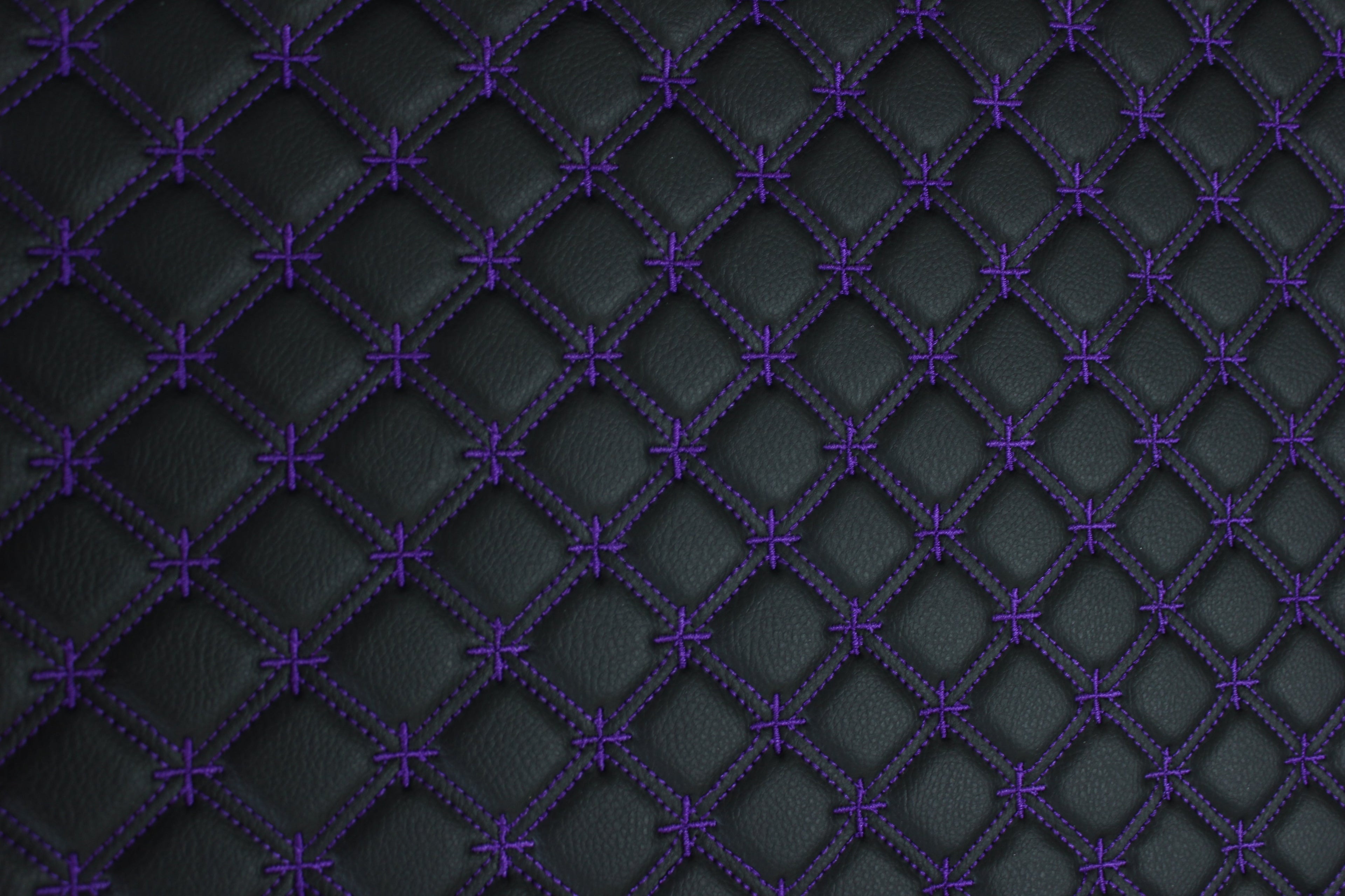 Tecido para estofos automóveis em vinil preto acolchoado com estampado de floco de neve roxo | Costura de 5 cm x 5 cm com base de espuma de 5 mm | 140 cm de largura | Automotivo