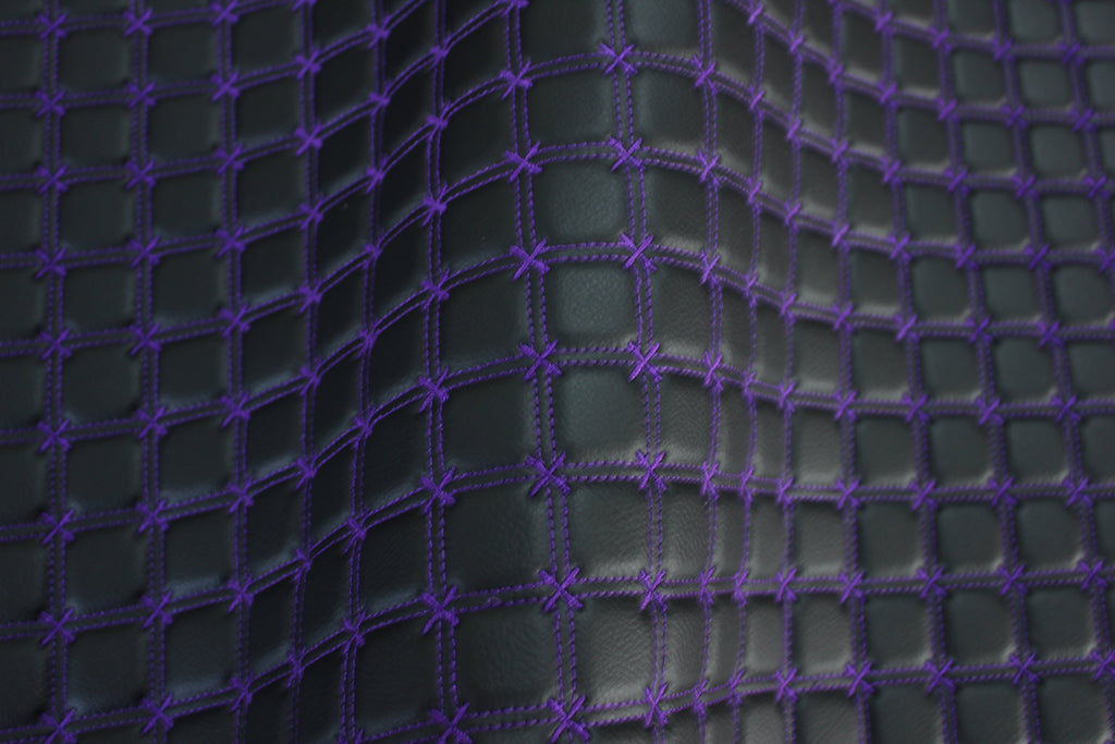 Tecido para estofos automóveis em vinil preto acolchoado com estampado de floco de neve roxo | Costura de 5 cm x 5 cm com base de espuma de 5 mm | 140 cm de largura | Automotivo