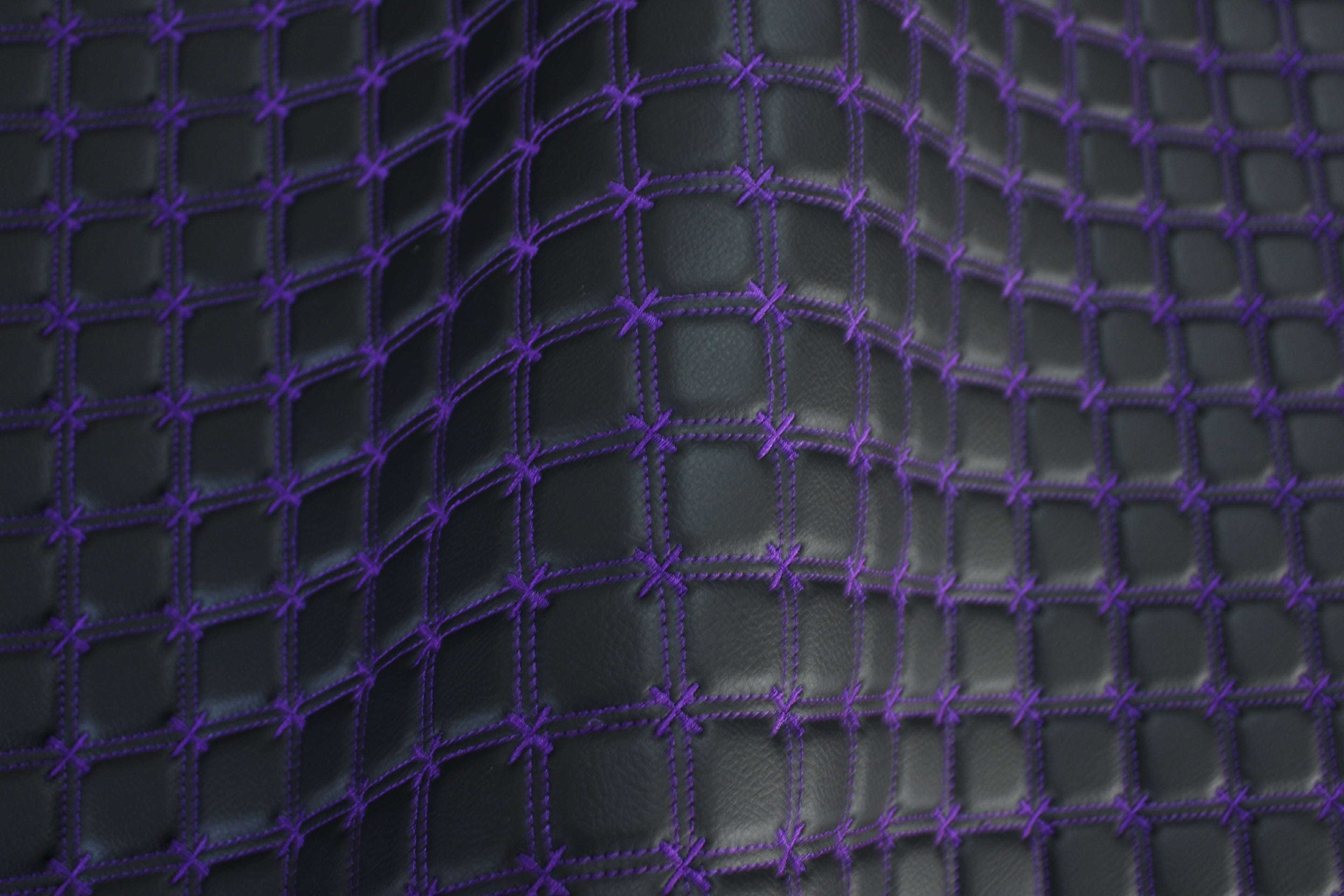 Tecido para estofos automóveis em vinil preto acolchoado com estampado de floco de neve roxo | Costura de 5 cm x 5 cm com base de espuma de 5 mm | 140 cm de largura | Automotivo