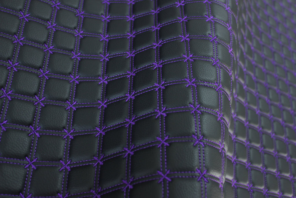 Tecido para estofos automóveis em vinil preto acolchoado com estampado de floco de neve roxo | Costura de 5 cm x 5 cm com base de espuma de 5 mm | 140 cm de largura | Automotivo