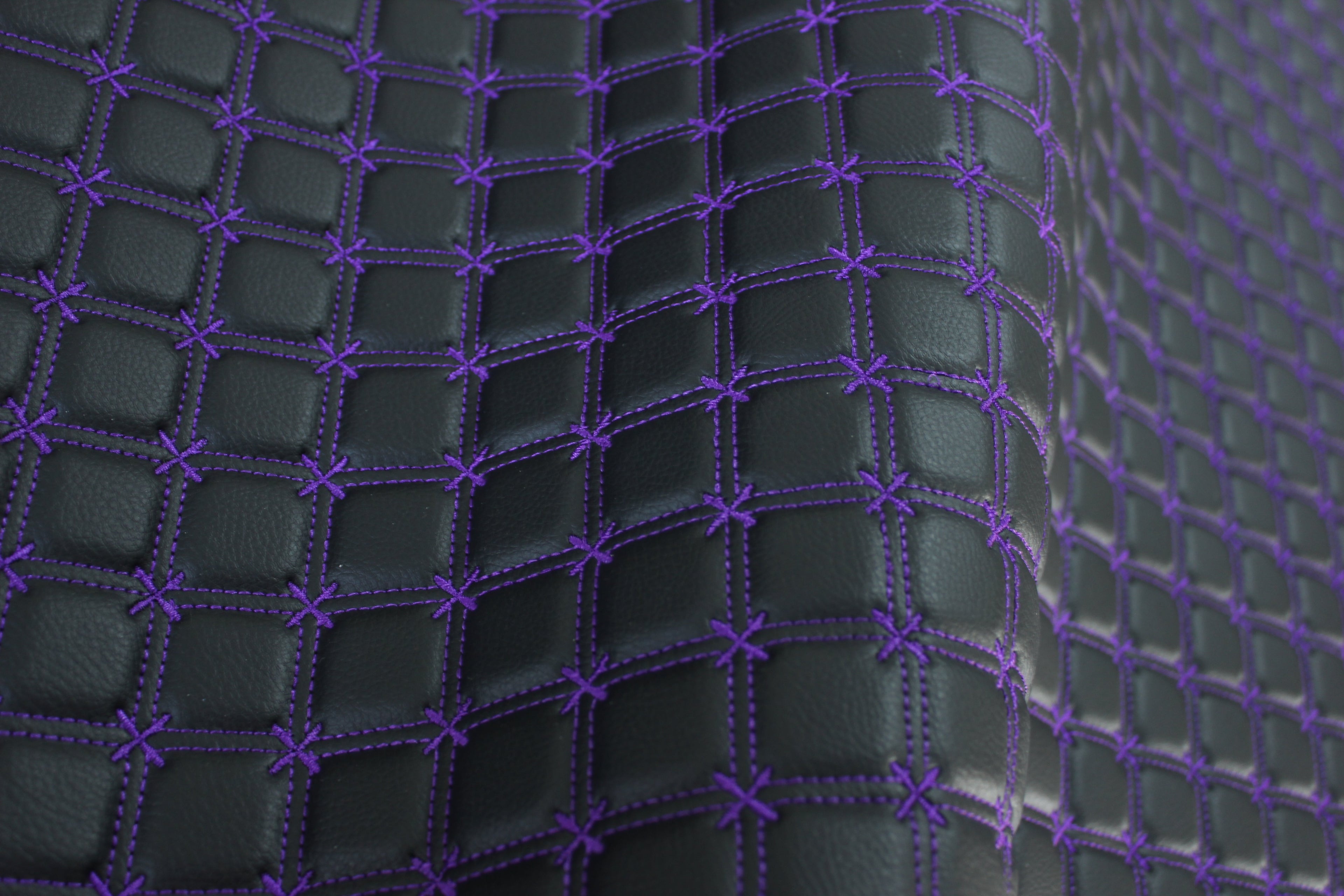 Tecido para estofos automóveis em vinil preto acolchoado com estampado de floco de neve roxo | Costura de 5 cm x 5 cm com base de espuma de 5 mm | 140 cm de largura | Automotivo
