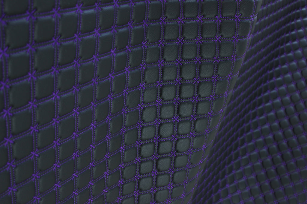 Tecido para estofos automóveis em vinil preto acolchoado com estampado de floco de neve roxo | Costura de 5 cm x 5 cm com base de espuma de 5 mm | 140 cm de largura | Automotivo