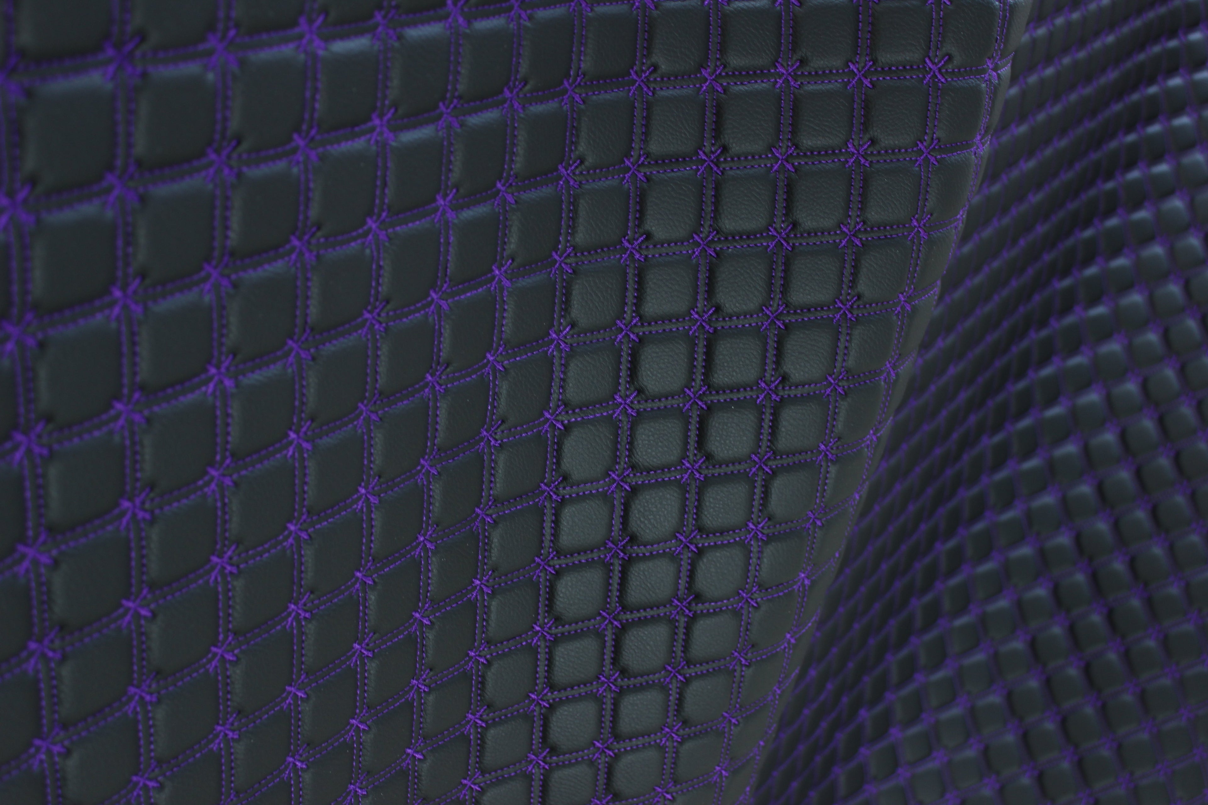 Tecido para estofos automóveis em vinil preto acolchoado com estampado de floco de neve roxo | Costura de 5 cm x 5 cm com base de espuma de 5 mm | 140 cm de largura | Automotivo