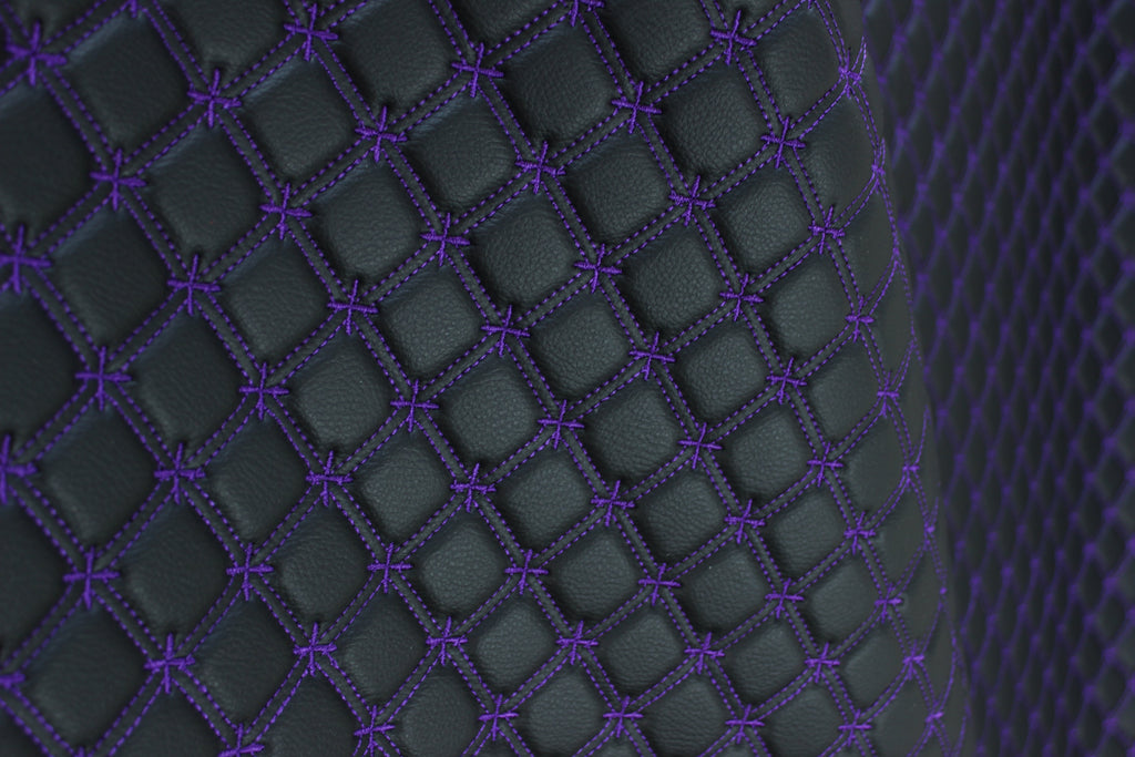 Tecido para estofos automóveis em vinil preto acolchoado com estampado de floco de neve roxo | Costura de 5 cm x 5 cm com base de espuma de 5 mm | 140 cm de largura | Automotivo