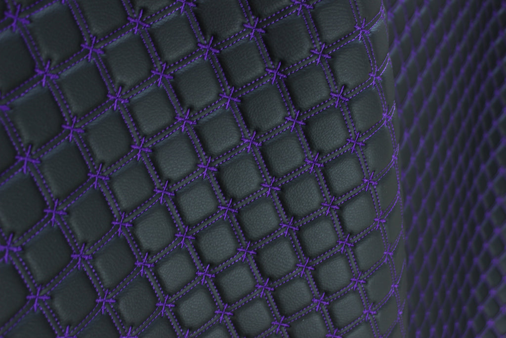 Tecido para estofos automóveis em vinil preto acolchoado com estampado de floco de neve roxo | Costura de 5 cm x 5 cm com base de espuma de 5 mm | 140 cm de largura | Automotivo