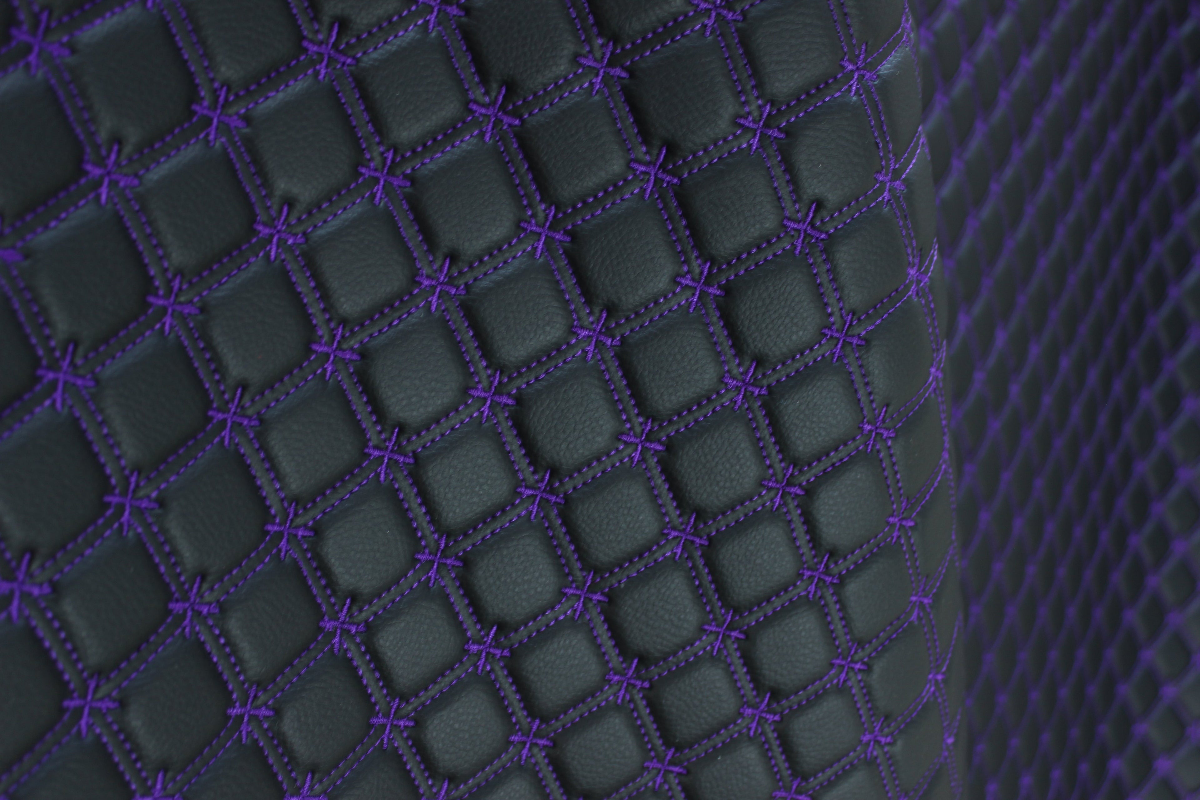 Tecido para estofos automóveis em vinil preto acolchoado com estampado de floco de neve roxo | Costura de 5 cm x 5 cm com base de espuma de 5 mm | 140 cm de largura | Automotivo