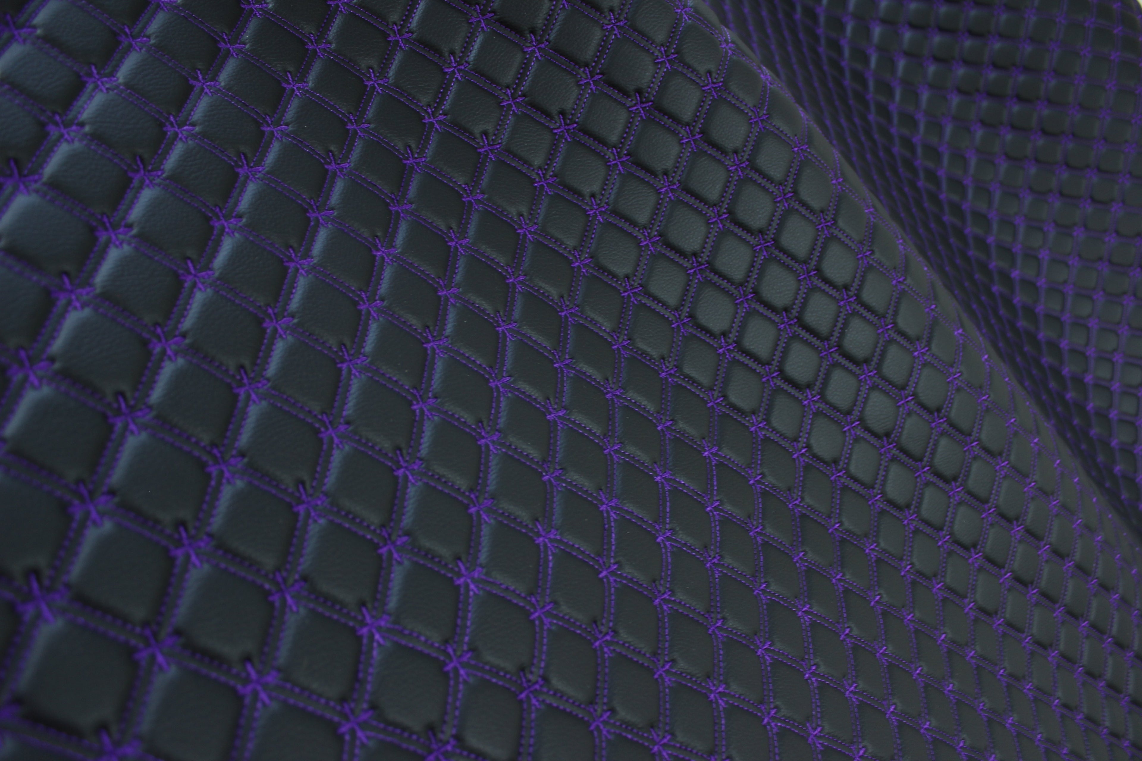 Tecido para estofos automóveis em vinil preto acolchoado com estampado de floco de neve roxo | Costura de 5 cm x 5 cm com base de espuma de 5 mm | 140 cm de largura | Automotivo