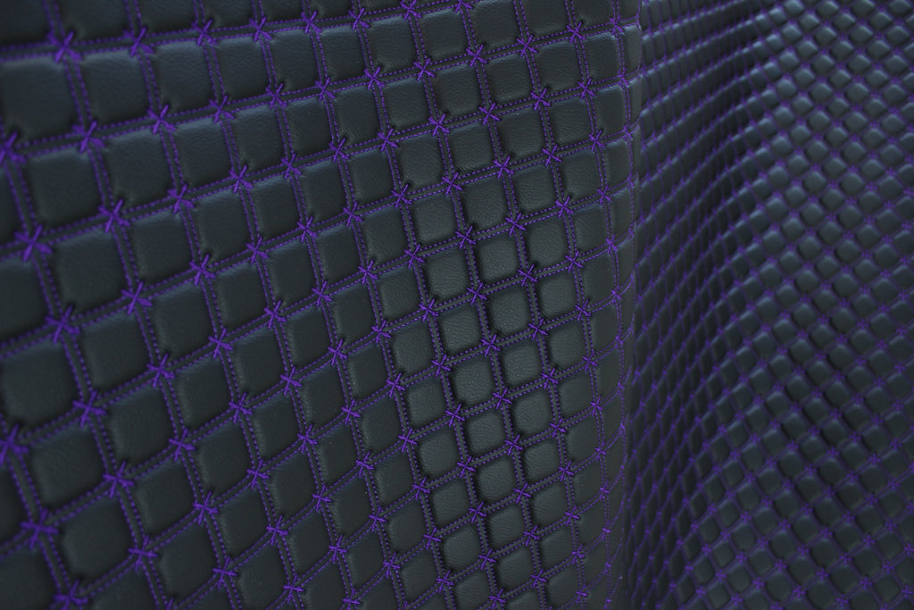 Tecido para estofos automóveis em vinil preto acolchoado com estampado de floco de neve roxo | Costura de 5 cm x 5 cm com base de espuma de 5 mm | 140 cm de largura | Automotivo