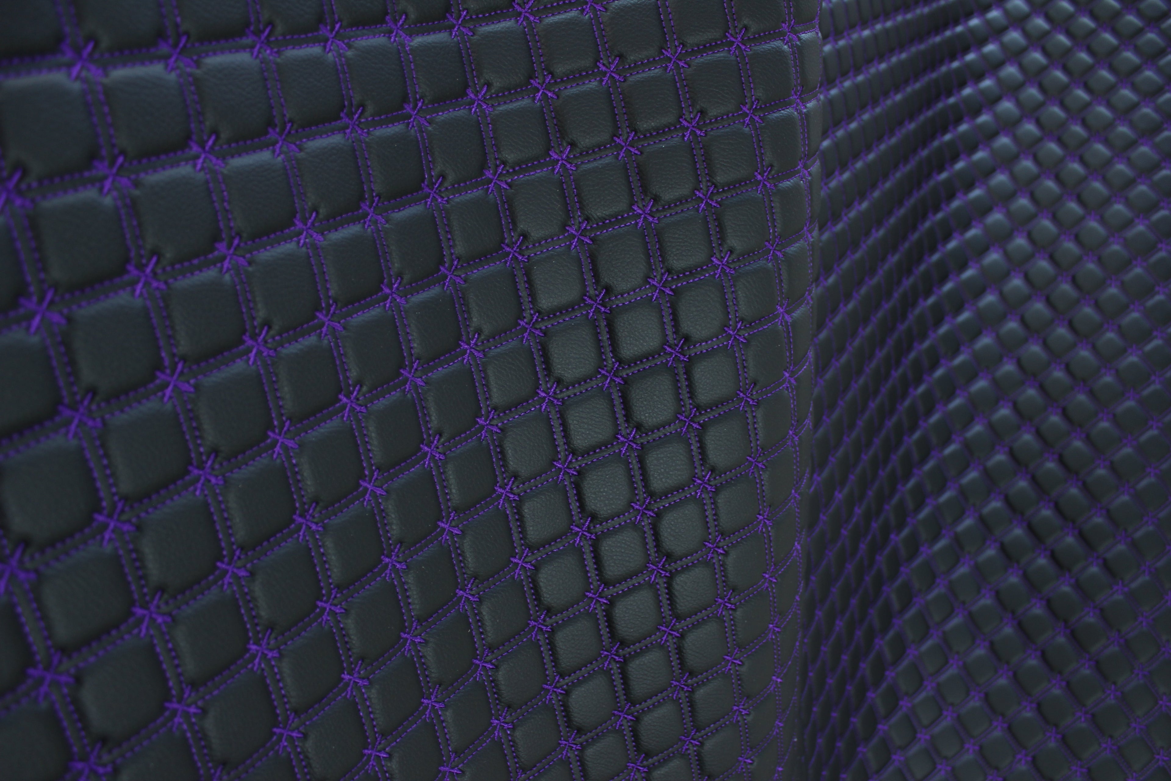 Tecido para estofos automóveis em vinil preto acolchoado com estampado de floco de neve roxo | Costura de 5 cm x 5 cm com base de espuma de 5 mm | 140 cm de largura | Automotivo