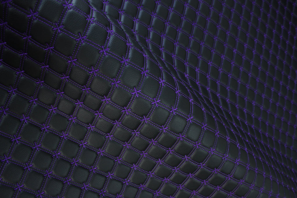 Tecido para estofos automóveis em vinil preto acolchoado com estampado de floco de neve roxo | Costura de 5 cm x 5 cm com base de espuma de 5 mm | 140 cm de largura | Automotivo