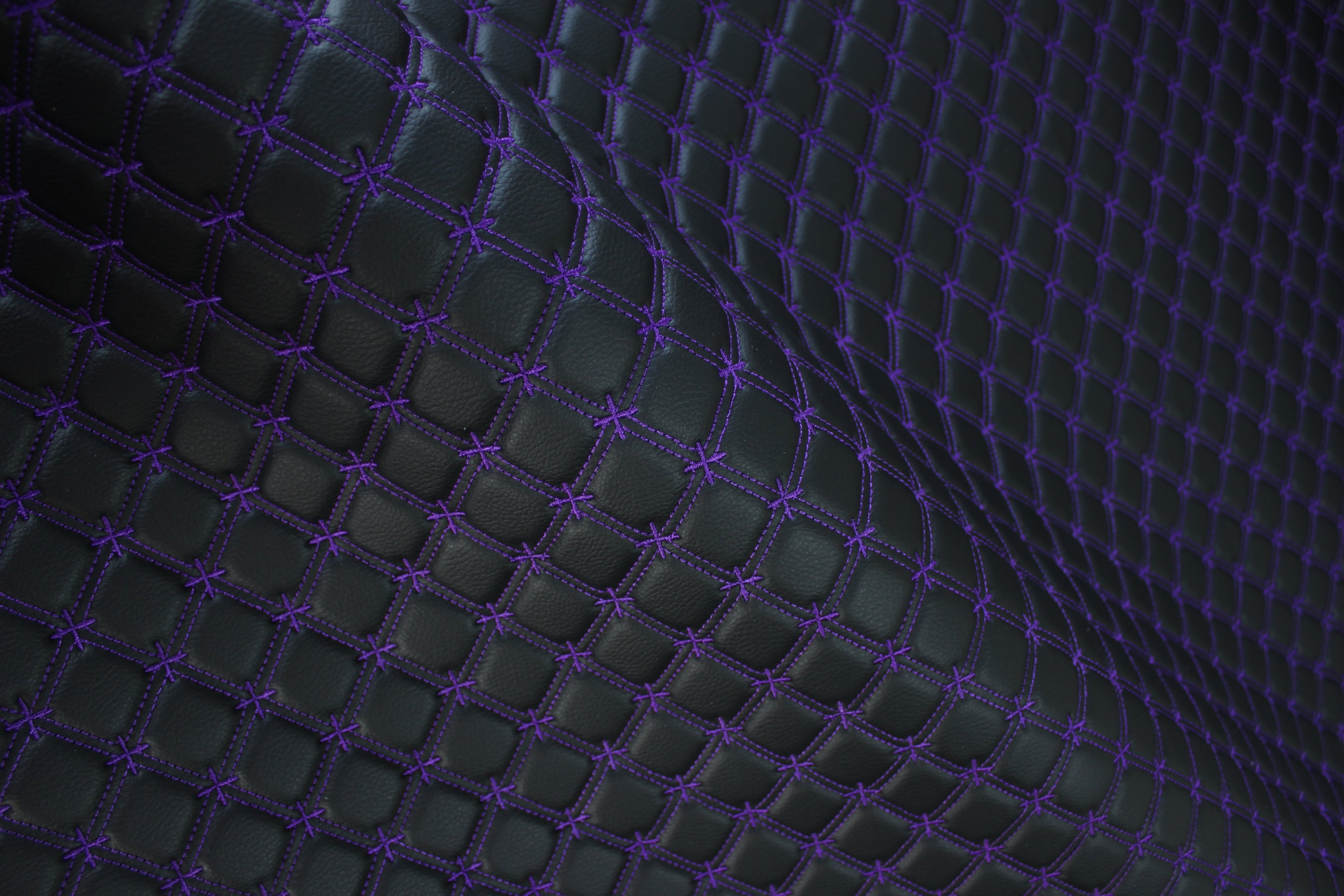 Tecido para estofos automóveis em vinil preto acolchoado com estampado de floco de neve roxo | Costura de 5 cm x 5 cm com base de espuma de 5 mm | 140 cm de largura | Automotivo