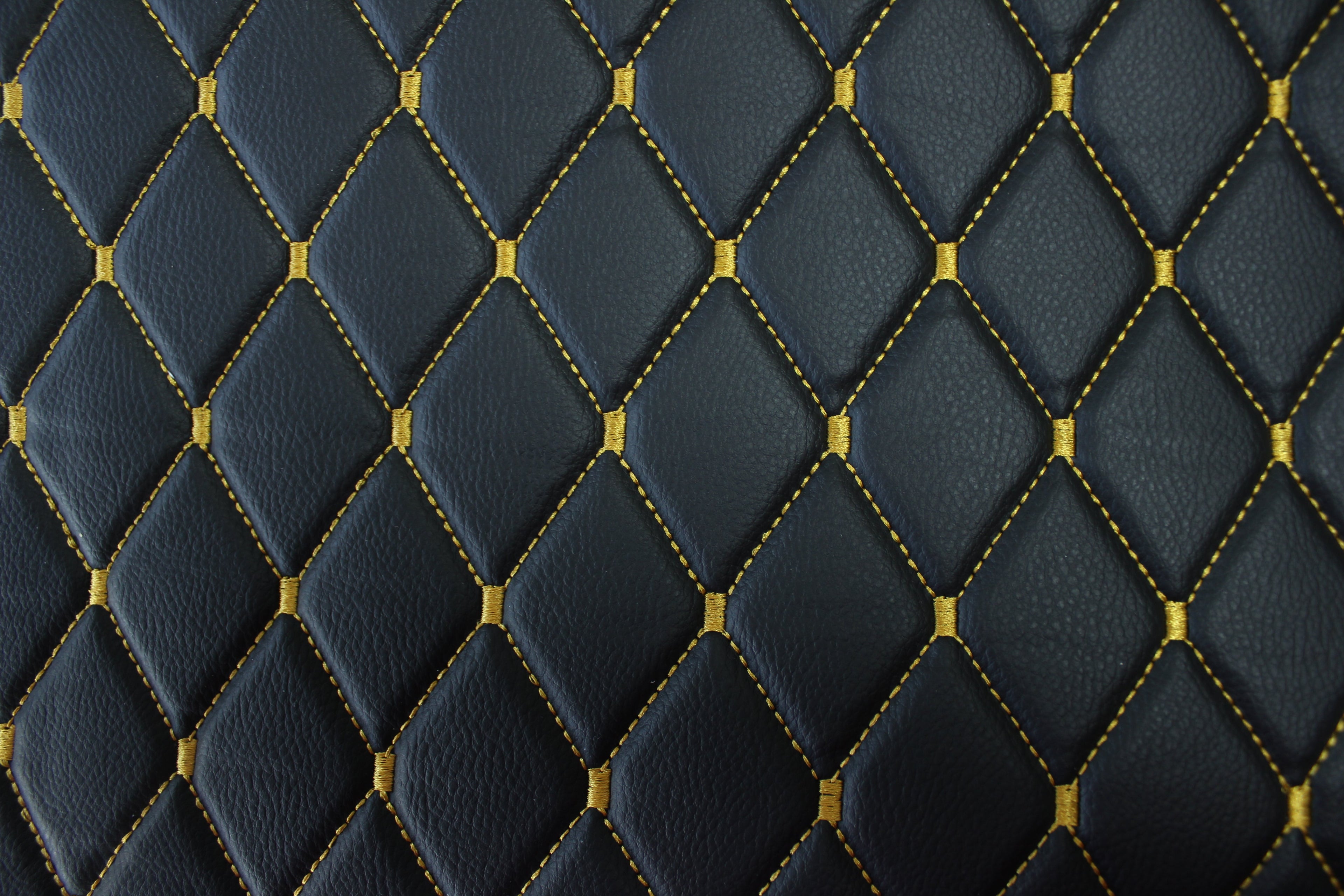 Tela de tapicería de coche de imitación de cuero con textura de vinilo negro y acolchado dorado | 5 x 8 cm, puntada de diamante con espuma | 140 cm y 140 cm de ancho | Cuero artificial