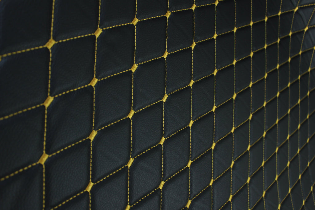 Tela de tapicería de coche de imitación de cuero con textura de vinilo negro y acolchado dorado | 5 x 8 cm, puntada de diamante con espuma | 140 cm y 140 cm de ancho | Cuero artificial