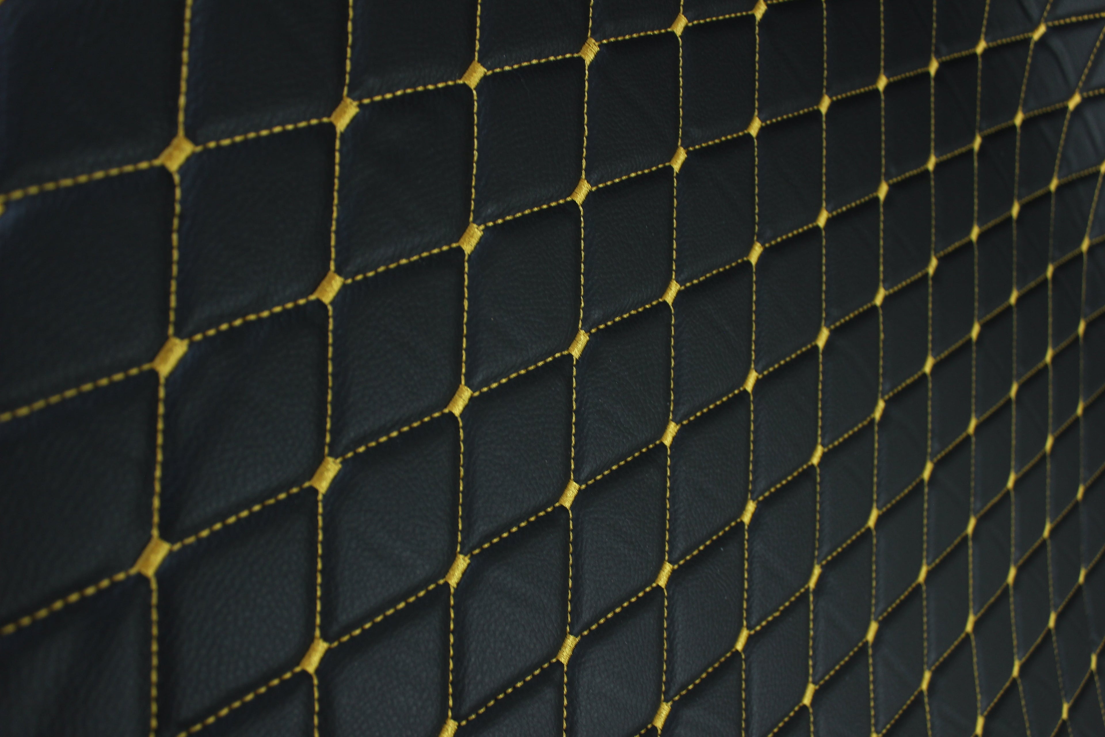 Tela de tapicería de coche de imitación de cuero con textura de vinilo negro y acolchado dorado | 5 x 8 cm, puntada de diamante con espuma | 140 cm y 140 cm de ancho | Cuero artificial