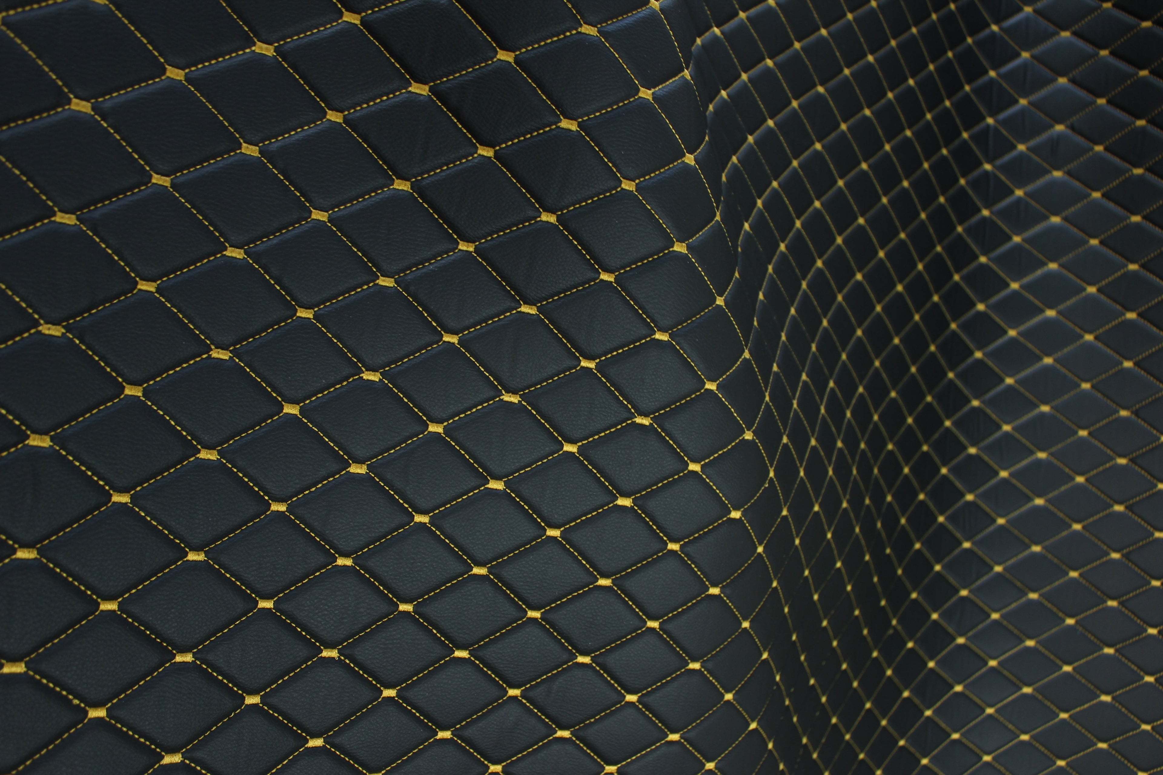 Tela de tapicería de coche de imitación de cuero con textura de vinilo negro y acolchado dorado | 5 x 8 cm, puntada de diamante con espuma | 140 cm y 140 cm de ancho | Cuero artificial