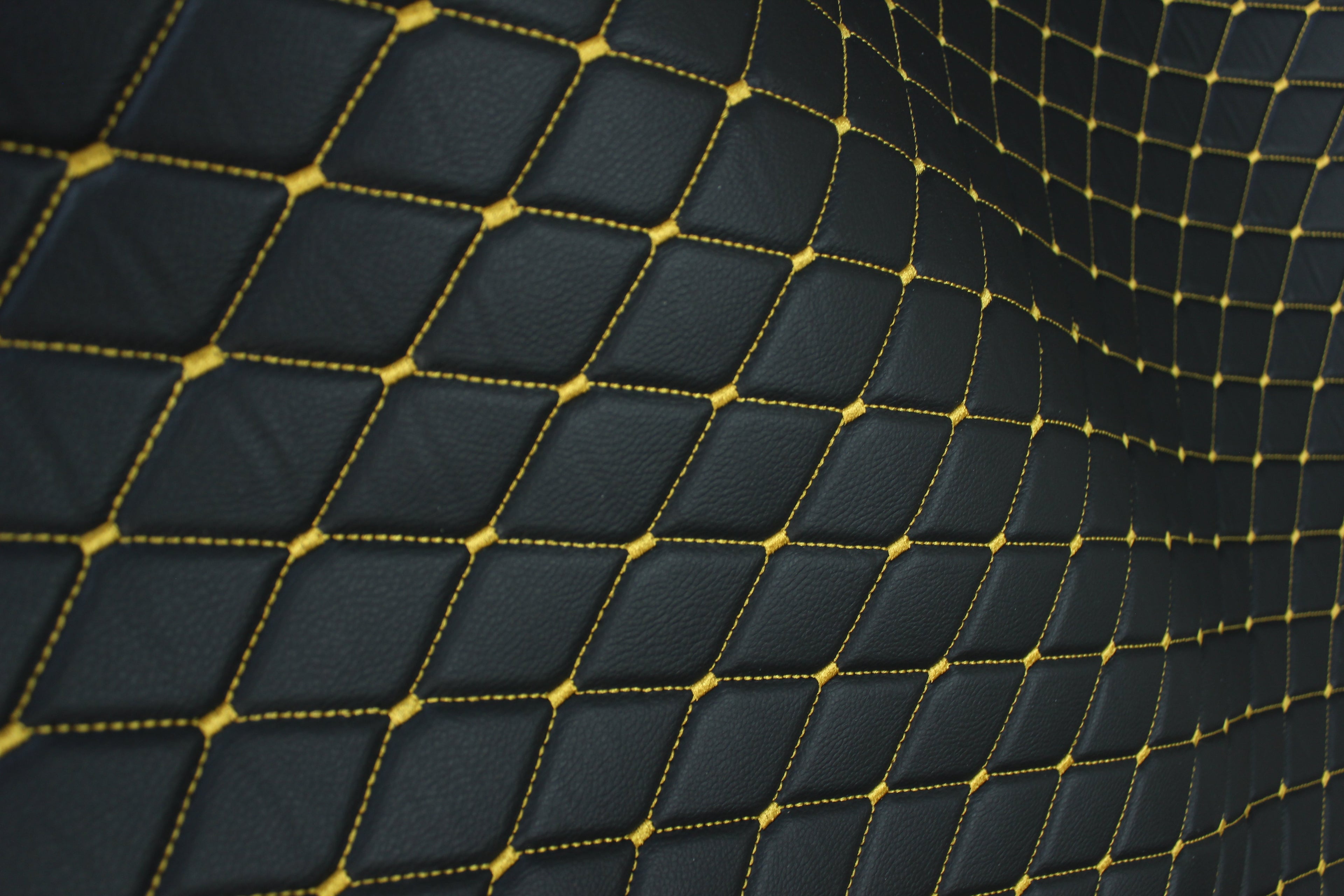 Tela de tapicería de coche de imitación de cuero con textura de vinilo negro y acolchado dorado | 5 x 8 cm, puntada de diamante con espuma | 140 cm y 140 cm de ancho | Cuero artificial