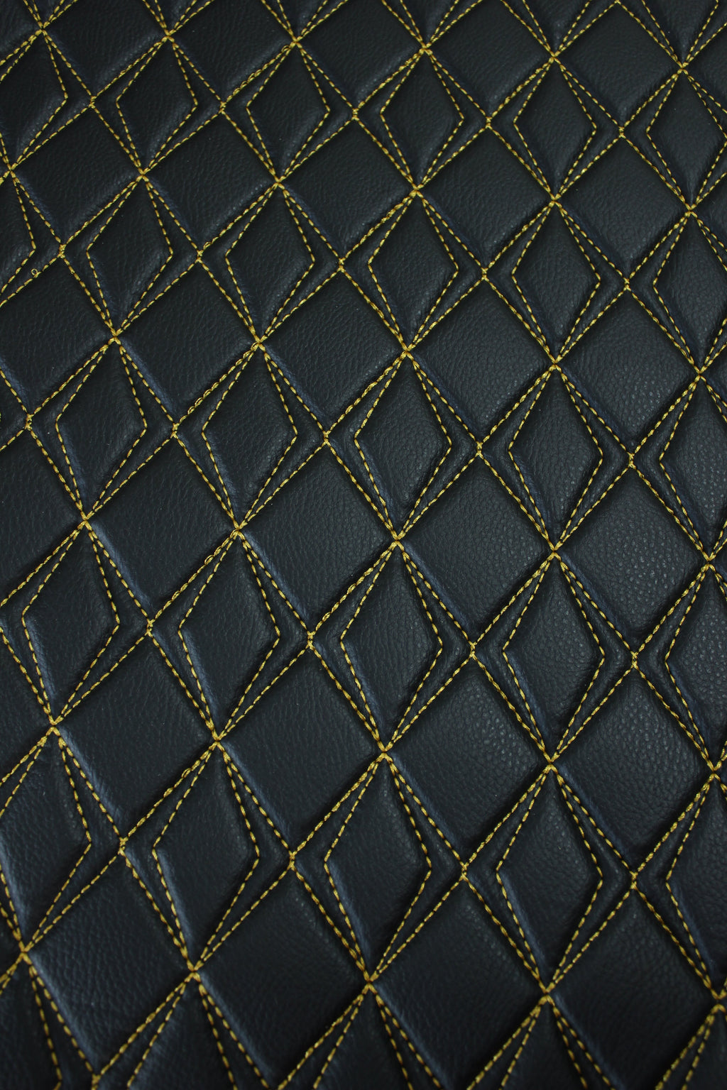 Tapicería dorada de cuero sintético negro con costuras de mariposa y respaldo de espuma - Ideal para proyectos de bricolaje | Asientos de coche | Puerta, interior, cabecera | 140 cm