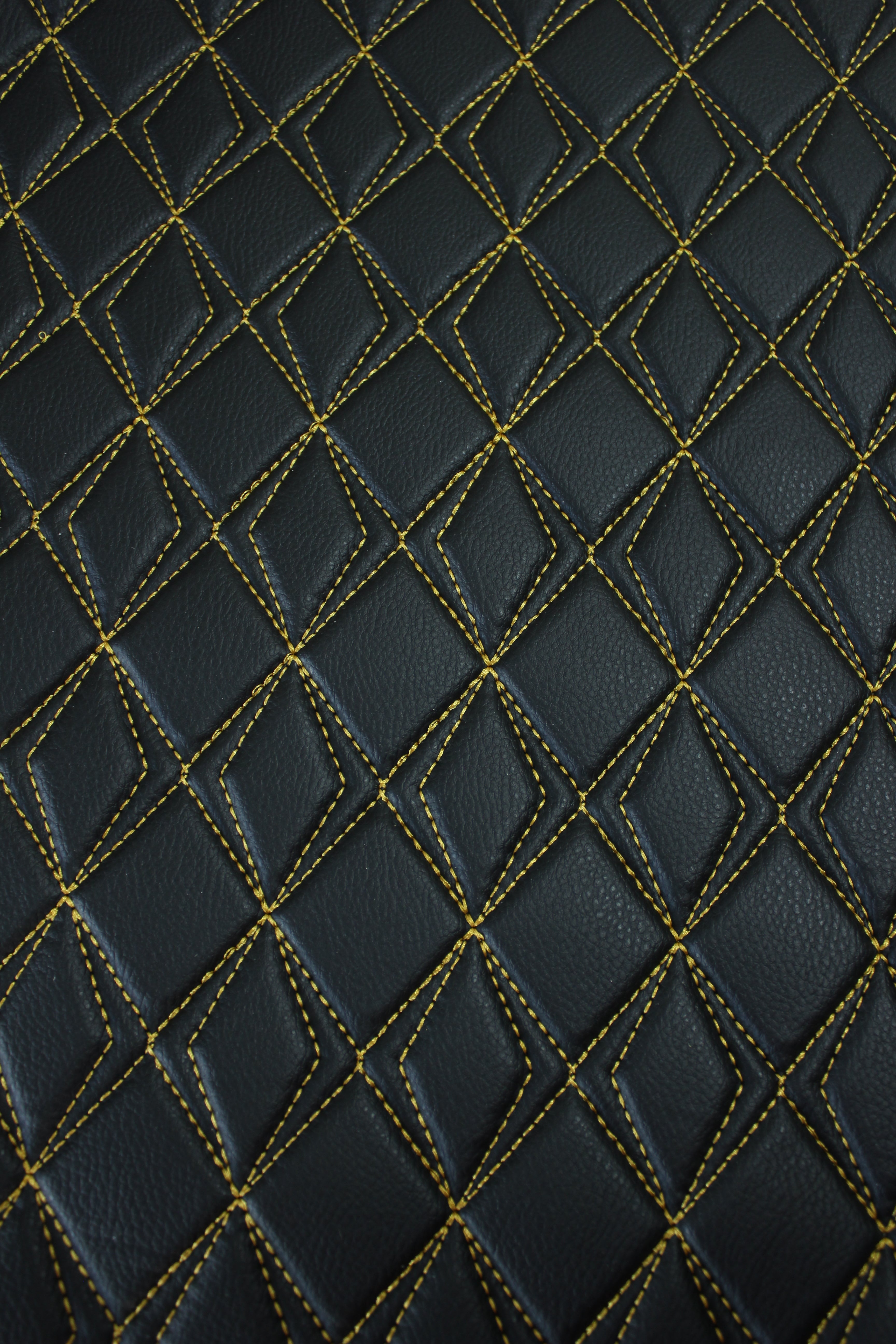 Tapicería dorada de cuero sintético negro con costuras de mariposa y respaldo de espuma - Ideal para proyectos de bricolaje | Asientos de coche | Puerta, interior, cabecera | 140 cm