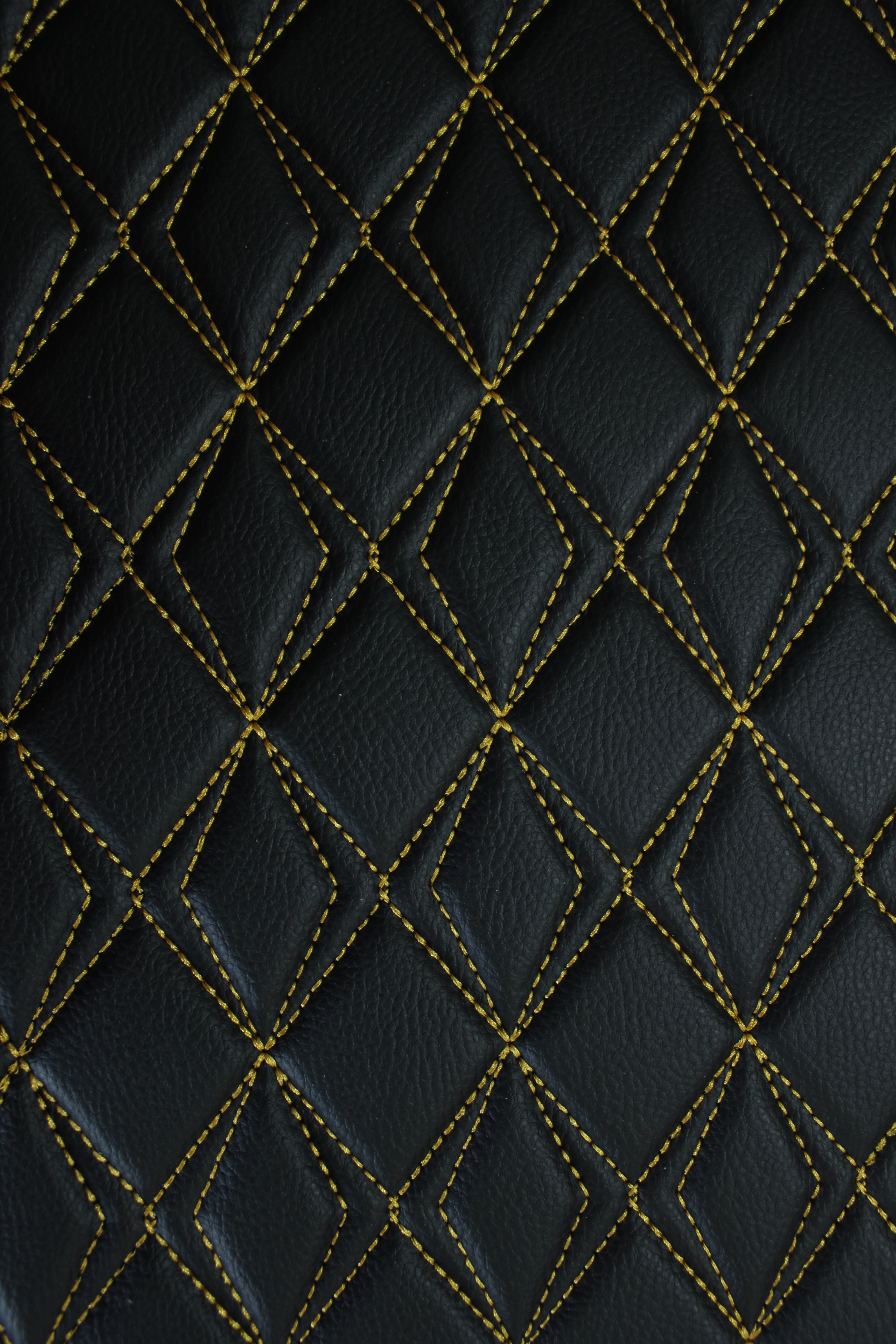 Tapicería dorada de cuero sintético negro con costuras de mariposa y respaldo de espuma - Ideal para proyectos de bricolaje | Asientos de coche | Puerta, interior, cabecera | 140 cm