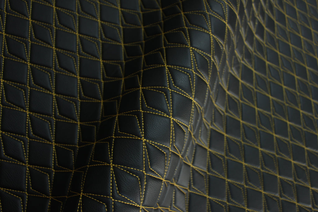 Tapicería dorada de cuero sintético negro con costuras de mariposa y respaldo de espuma - Ideal para proyectos de bricolaje | Asientos de coche | Puerta, interior, cabecera | 140 cm