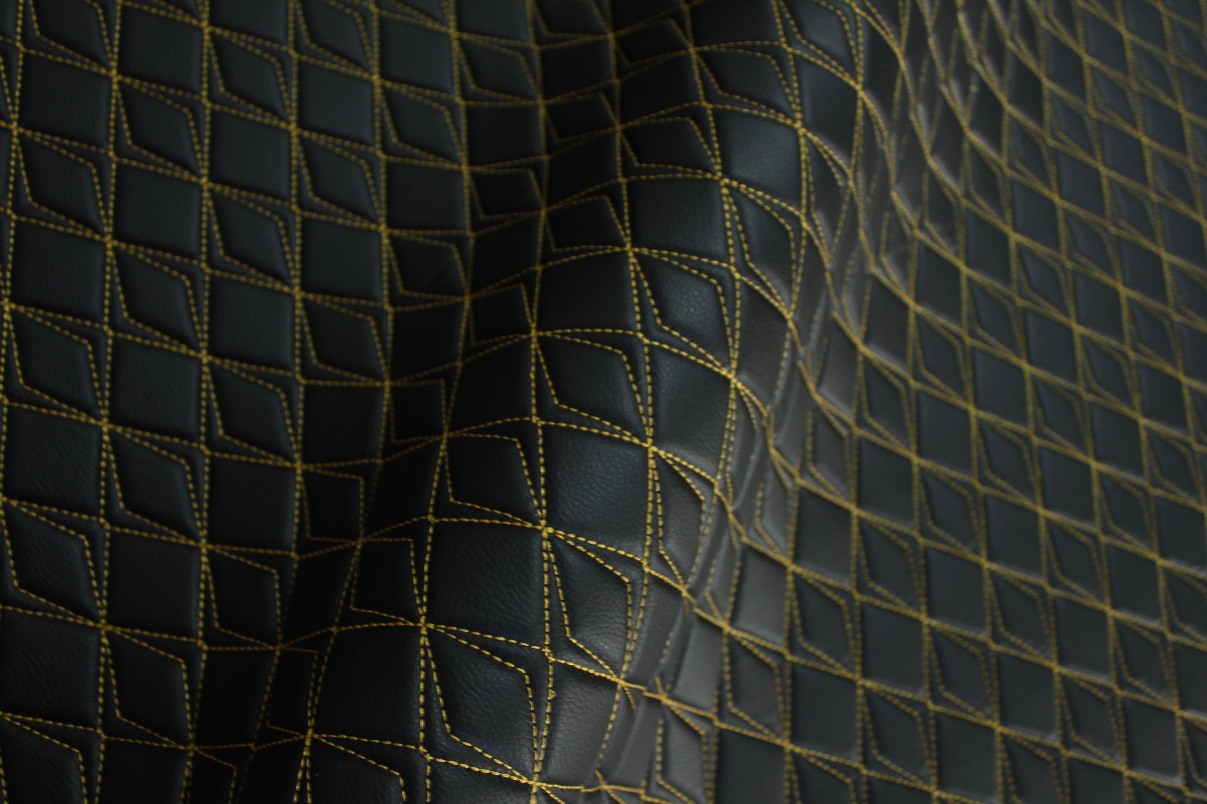 Tapicería dorada de cuero sintético negro con costuras de mariposa y respaldo de espuma - Ideal para proyectos de bricolaje | Asientos de coche | Puerta, interior, cabecera | 140 cm
