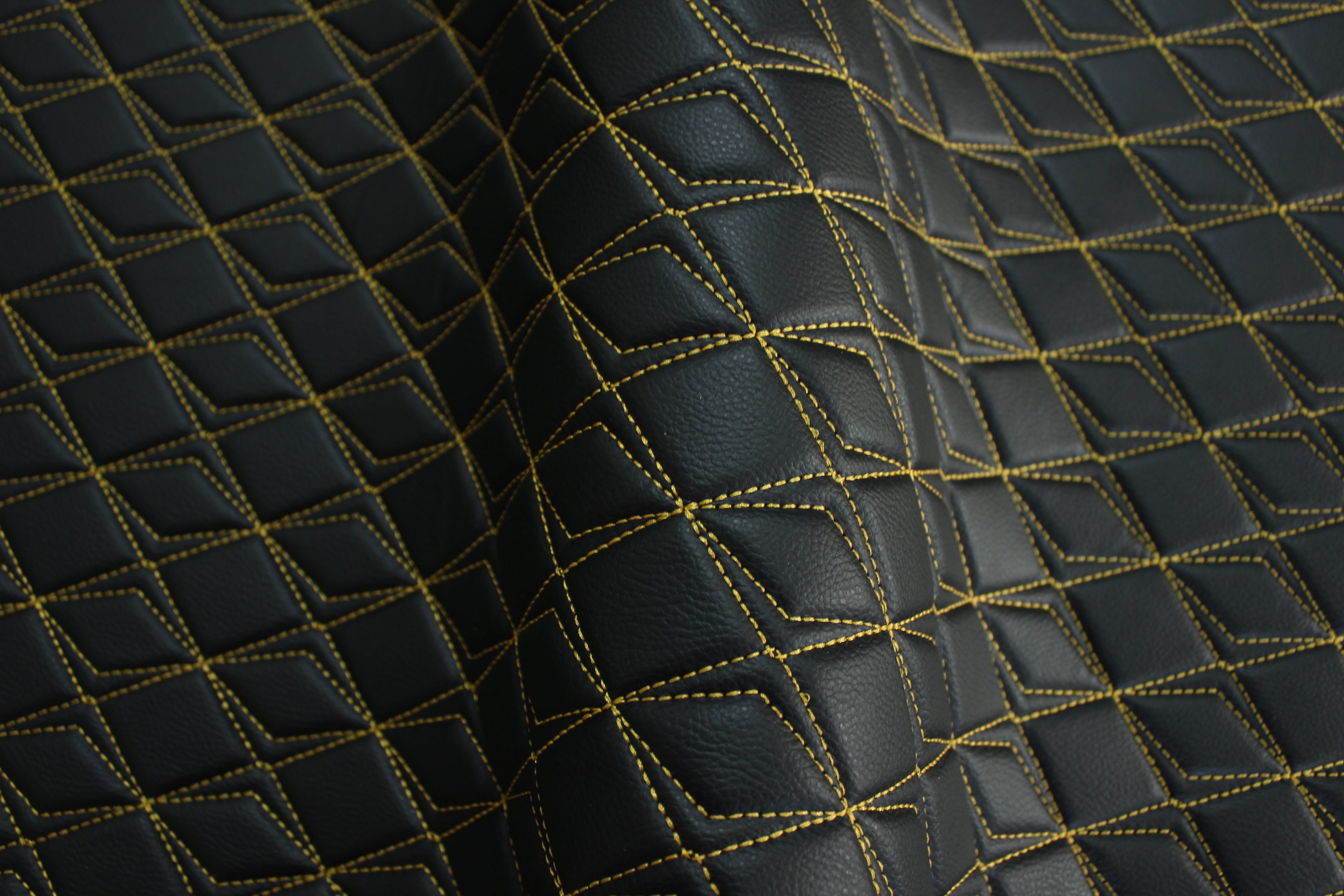Tapicería dorada de cuero sintético negro con costuras de mariposa y respaldo de espuma - Ideal para proyectos de bricolaje | Asientos de coche | Puerta, interior, cabecera | 140 cm