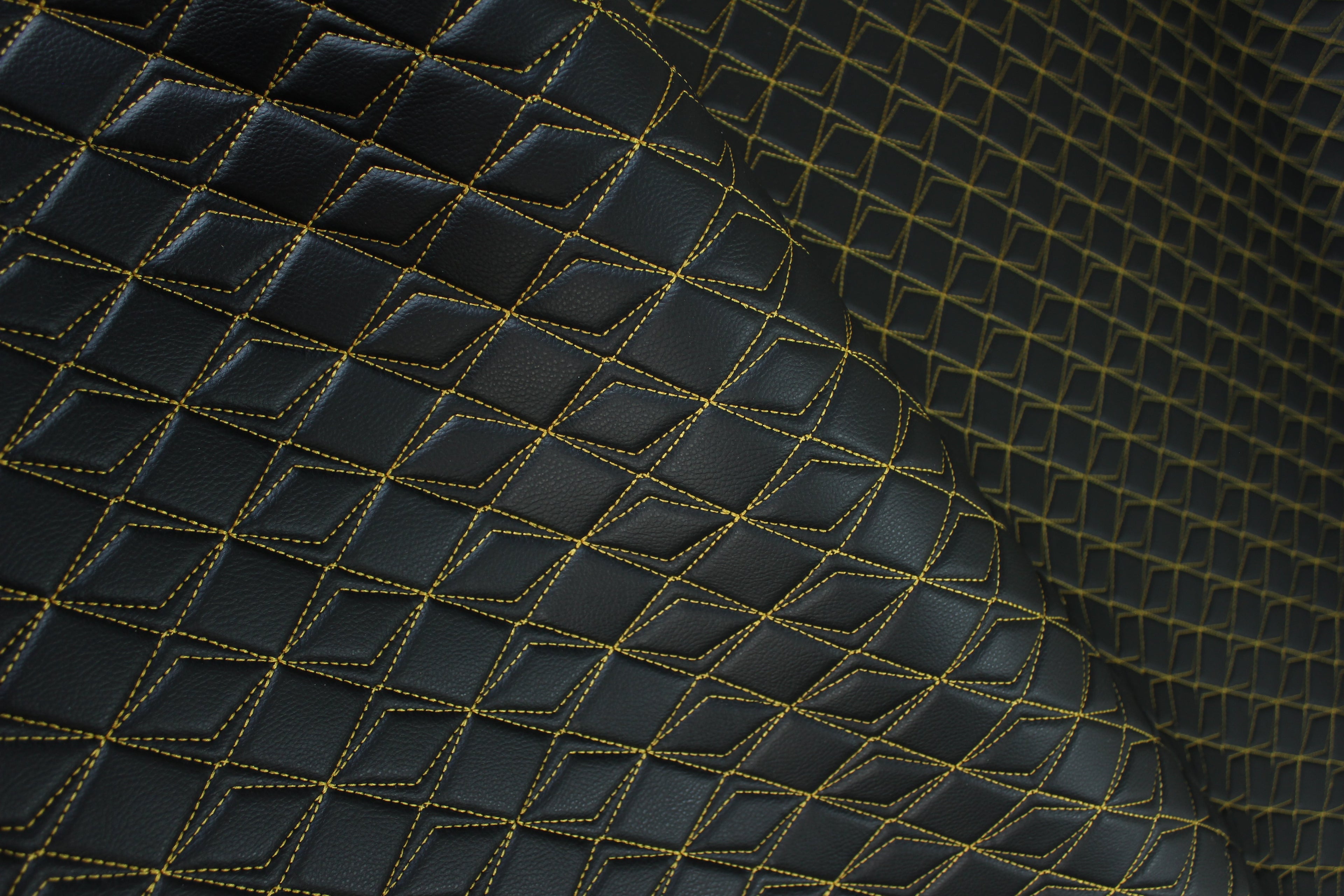 Tapicería dorada de cuero sintético negro con costuras de mariposa y respaldo de espuma - Ideal para proyectos de bricolaje | Asientos de coche | Puerta, interior, cabecera | 140 cm