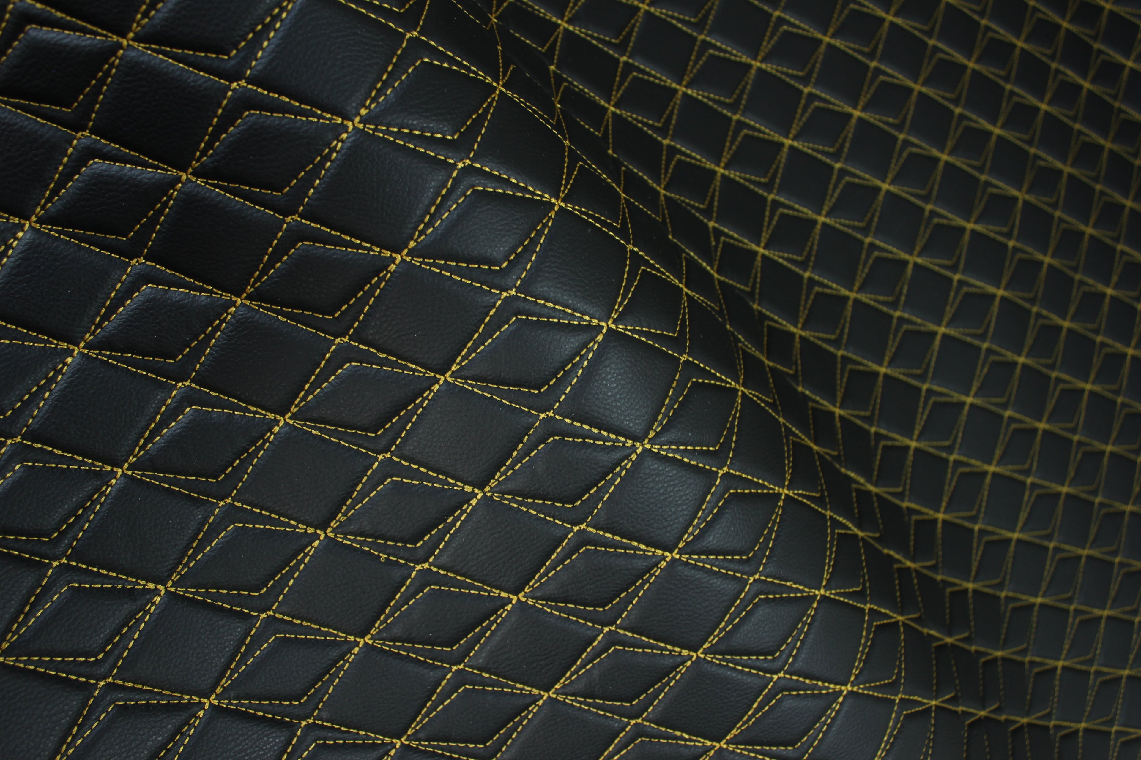 Tapicería dorada de cuero sintético negro con costuras de mariposa y respaldo de espuma - Ideal para proyectos de bricolaje | Asientos de coche | Puerta, interior, cabecera | 140 cm