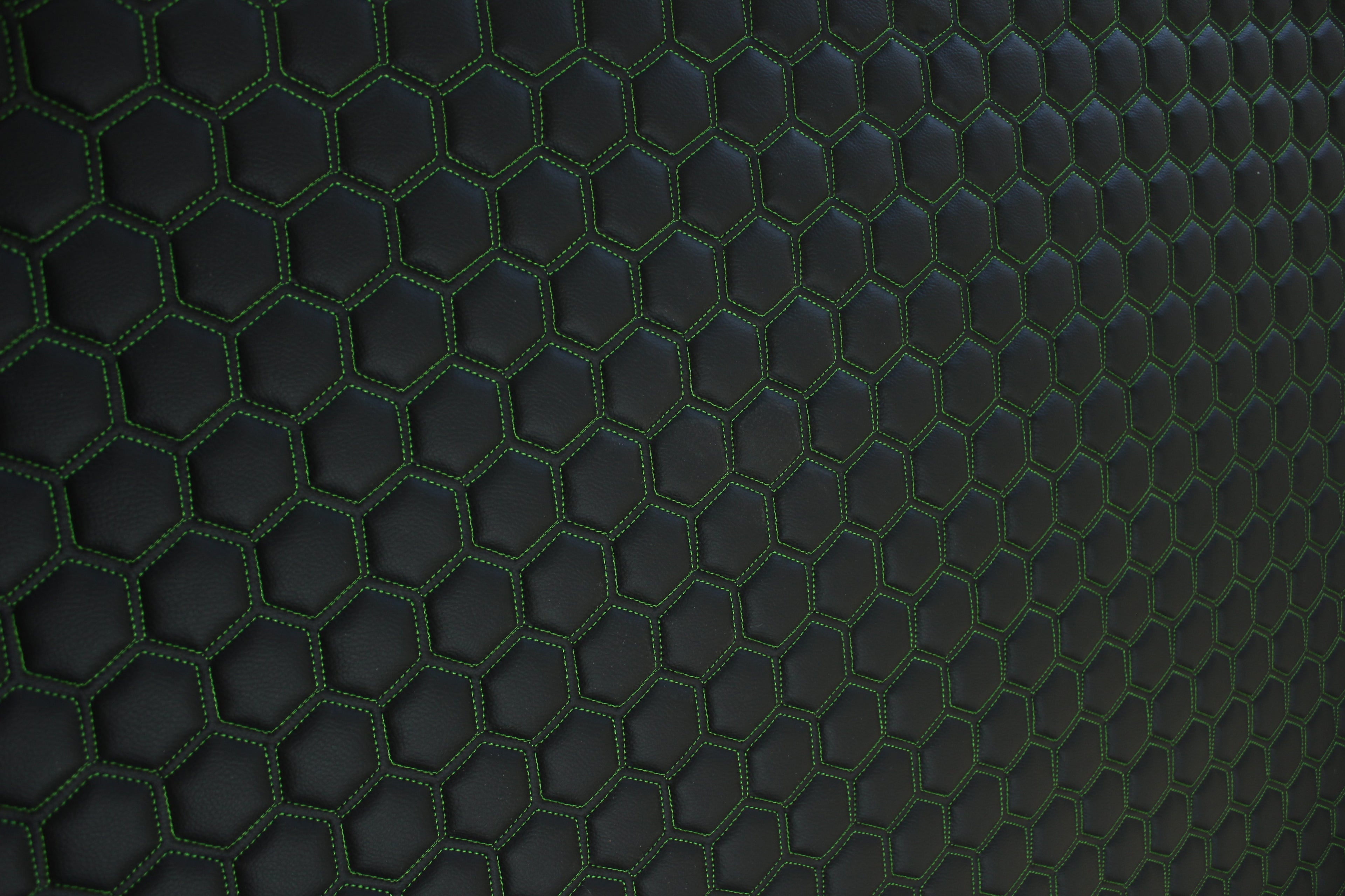 Tecido para Estofo Automóvel em Vinil Sintético Preto Acolchoado Verde | Costura Hexagonal de 5cm x 5cm com Base de Espuma de 5mm | 140cm de Largura | Automotivo