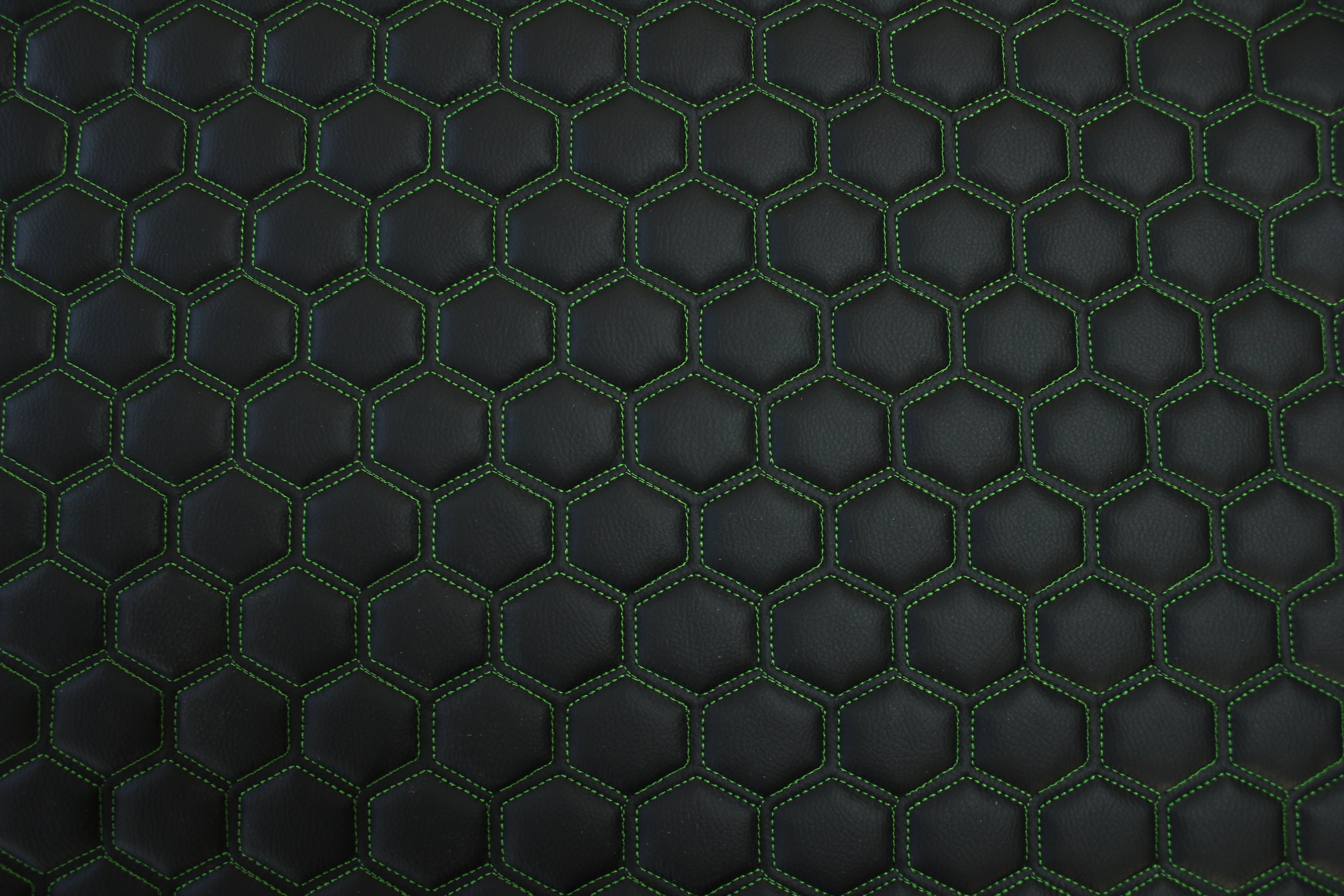 Tecido para Estofo Automóvel em Vinil Sintético Preto Acolchoado Verde | Costura Hexagonal de 5cm x 5cm com Base de Espuma de 5mm | 140cm de Largura | Automotivo