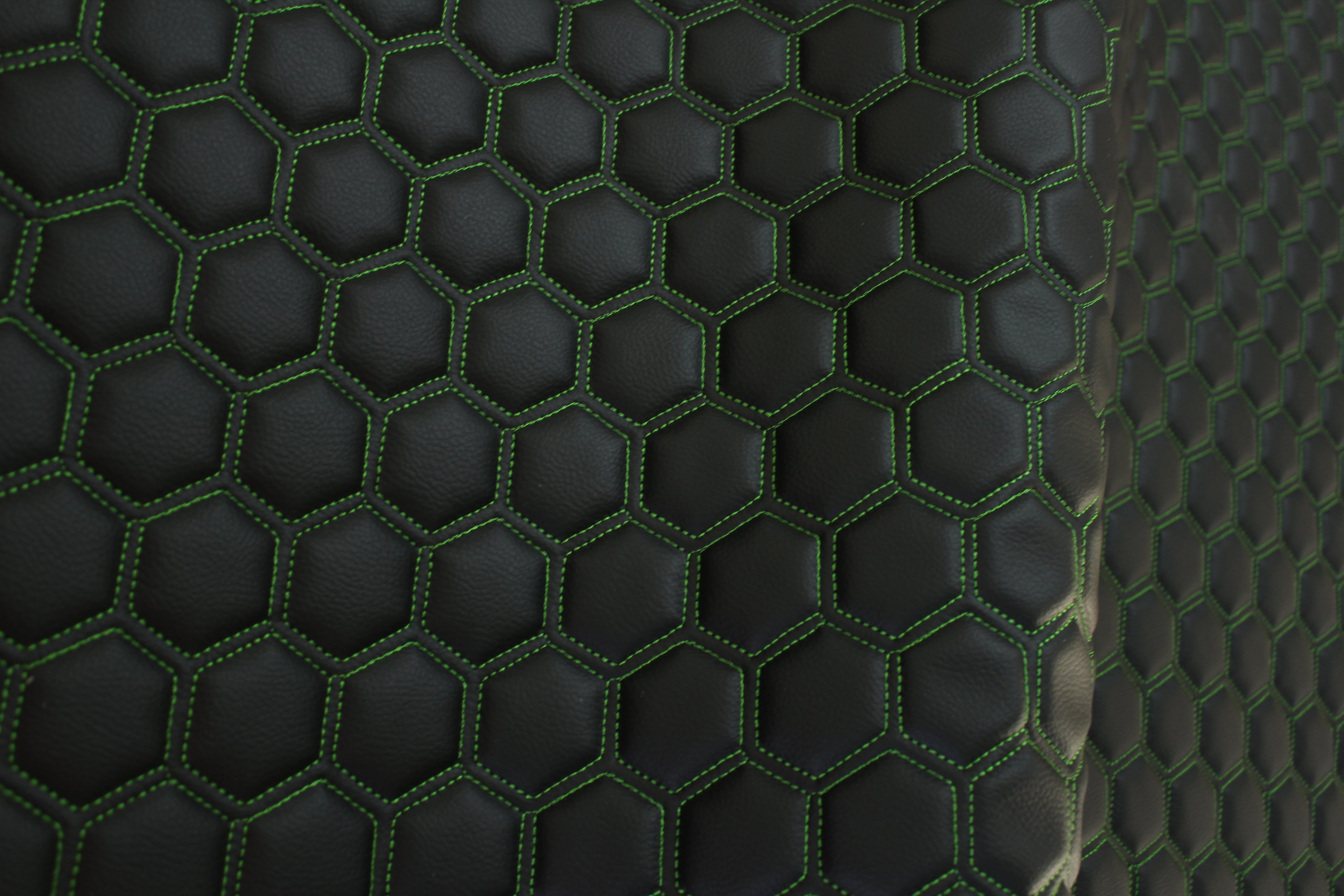 Tecido para Estofo Automóvel em Vinil Sintético Preto Acolchoado Verde | Costura Hexagonal de 5cm x 5cm com Base de Espuma de 5mm | 140cm de Largura | Automotivo