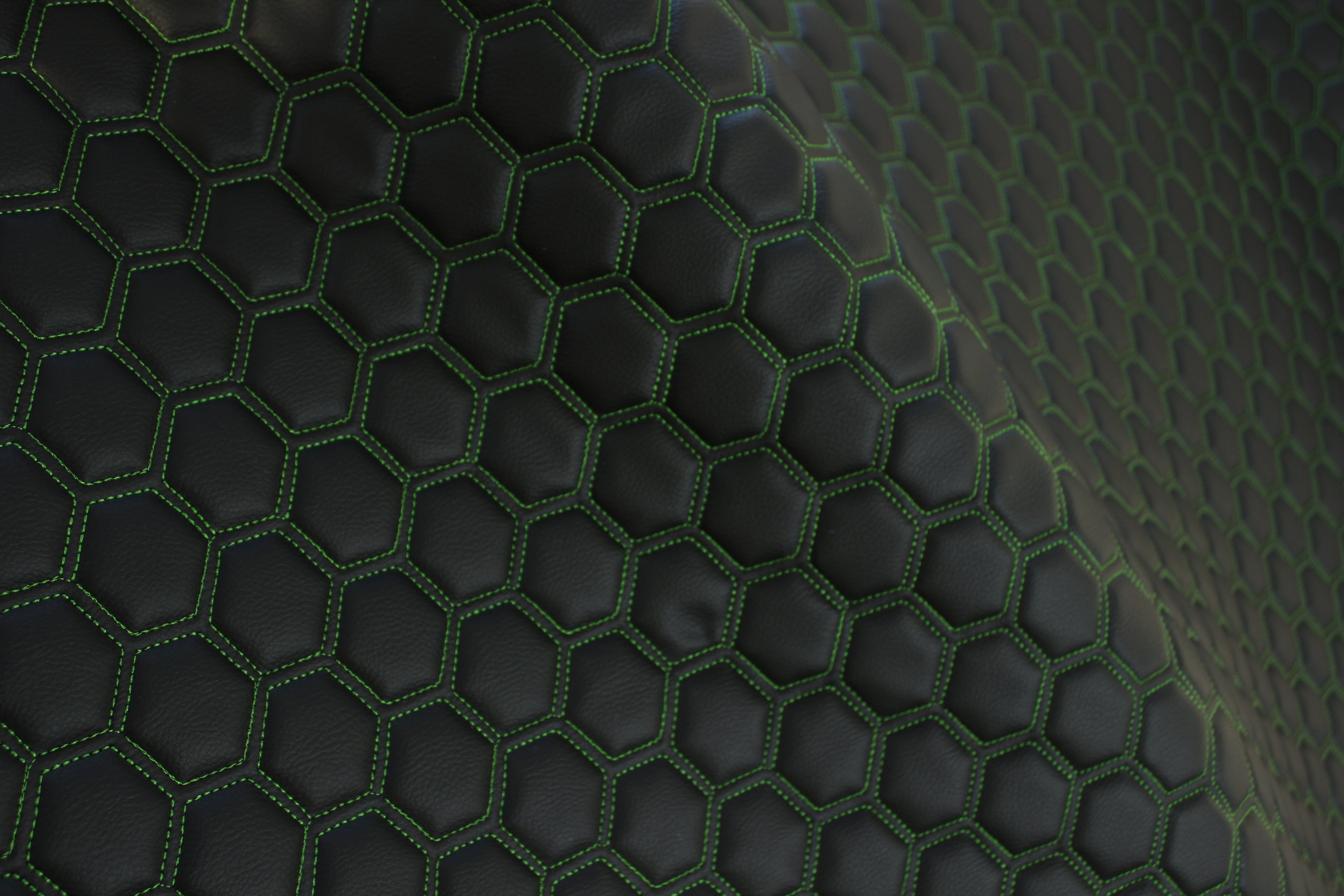 Tecido para Estofo Automóvel em Vinil Sintético Preto Acolchoado Verde | Costura Hexagonal de 5cm x 5cm com Base de Espuma de 5mm | 140cm de Largura | Automotivo