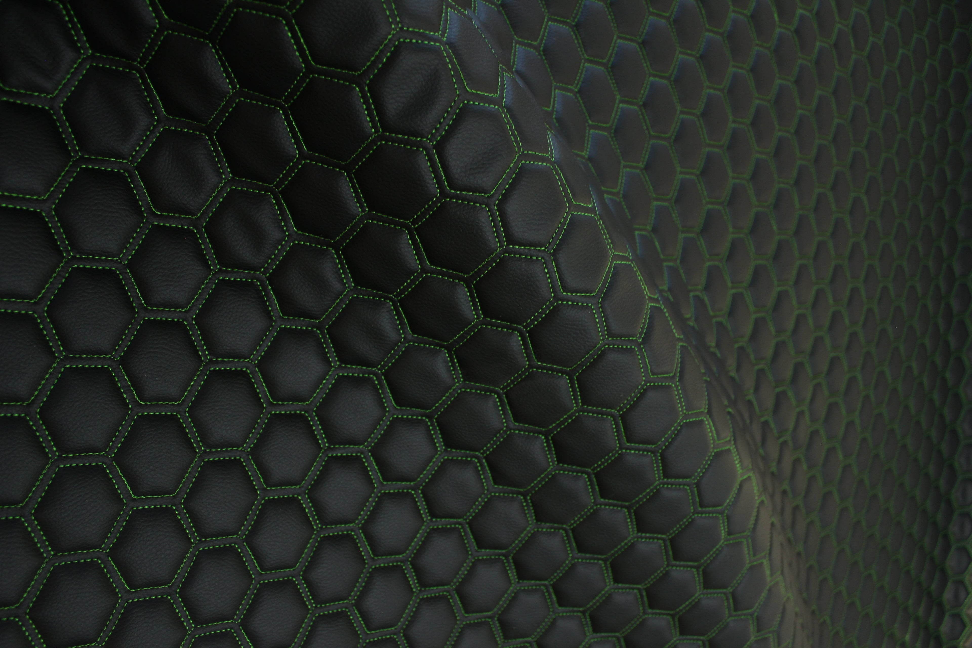 Tecido para Estofo Automóvel em Vinil Sintético Preto Acolchoado Verde | Costura Hexagonal de 5cm x 5cm com Base de Espuma de 5mm | 140cm de Largura | Automotivo