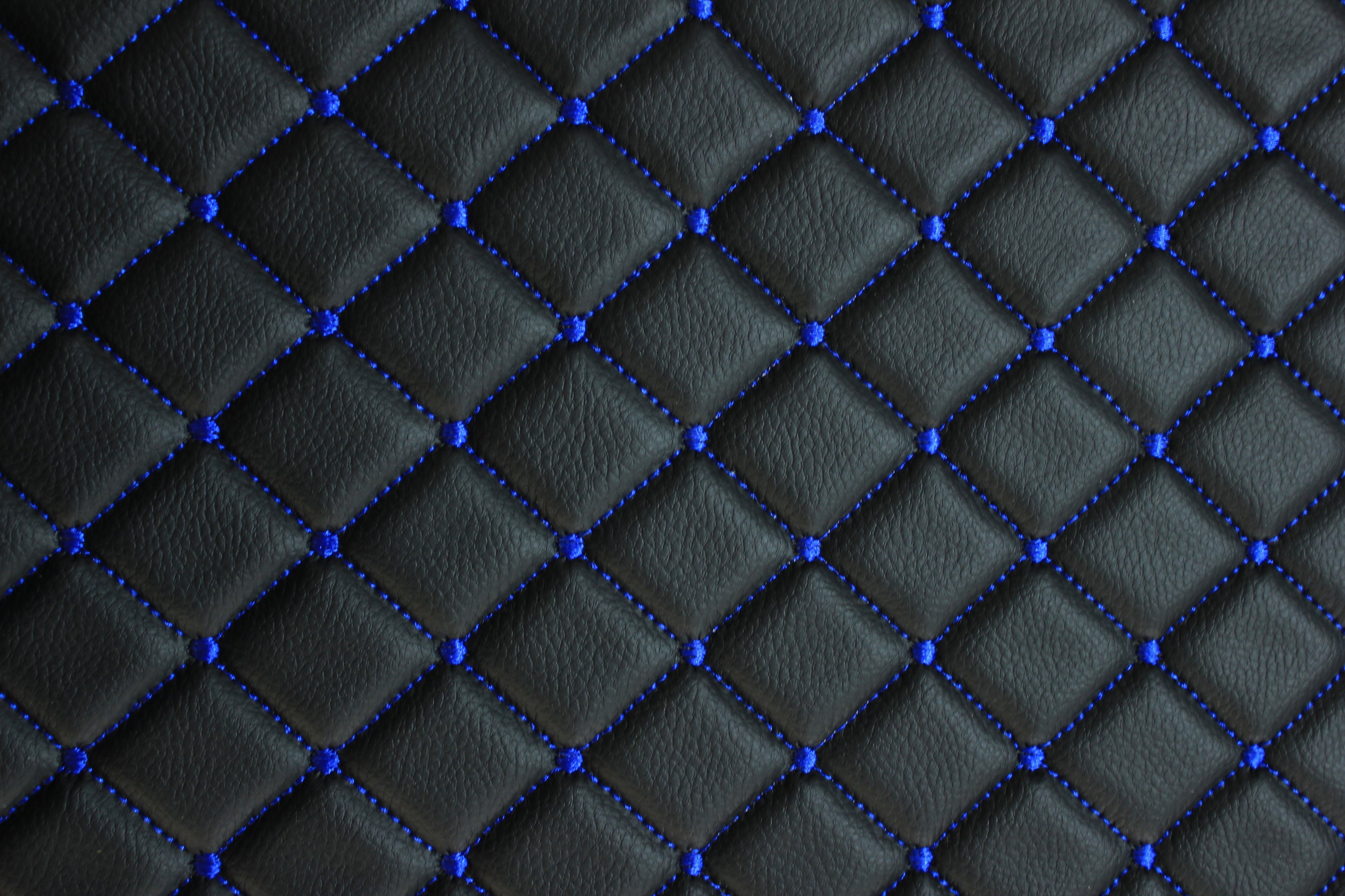 Tecido de pele sintética acolchoada azul com estampado de losangos | Base de espuma | Automóvel, náutico, mobiliário | 140 cm (55,1") de largura Mercedes - BMW - VW