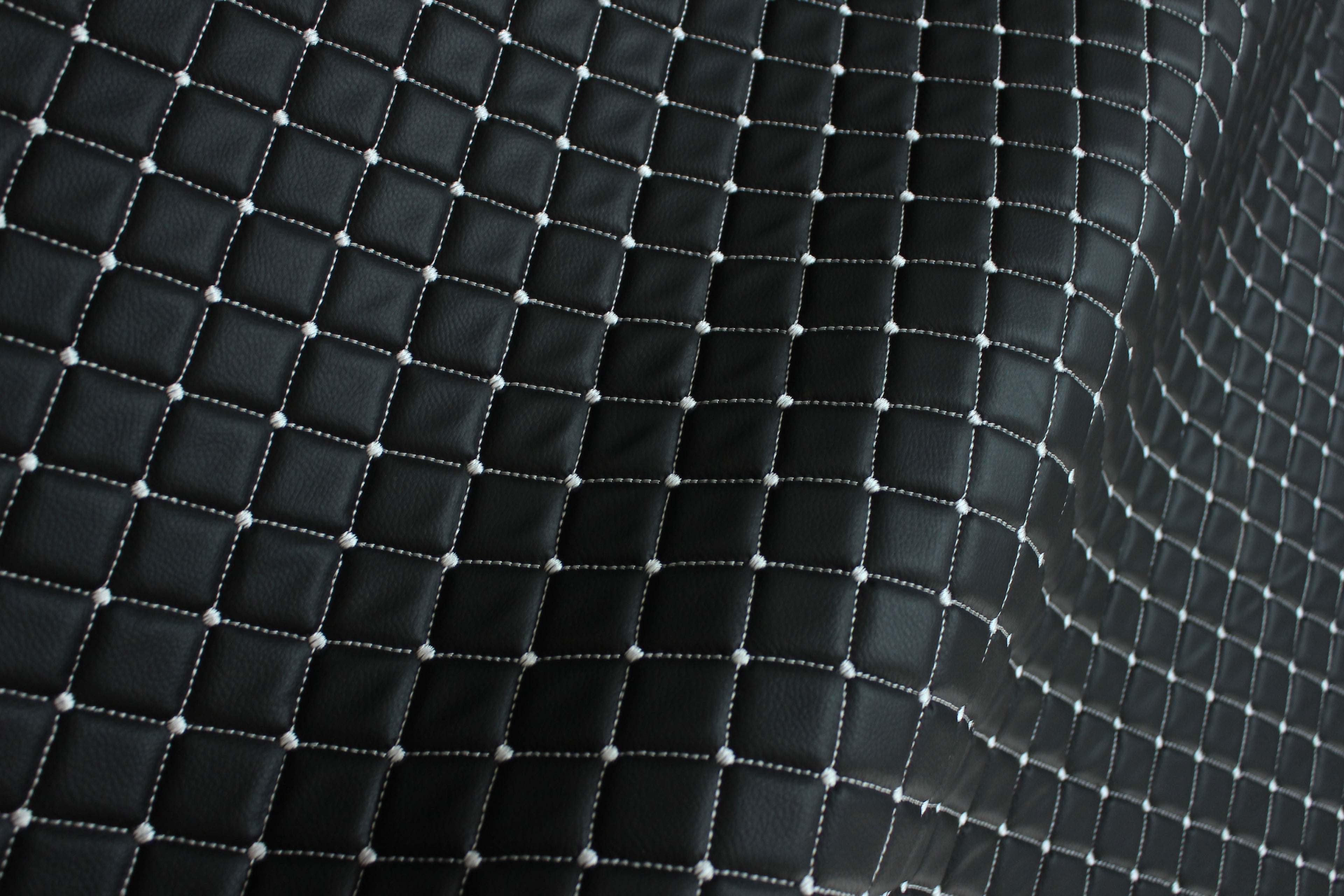 Tecido de pele sintética acolchoada branca com estampado de losangos | Base de espuma | Automóvel, Náutico, Móveis | 140 cm (55,1") de largura Mercedes - BMW - VW (Cópia)