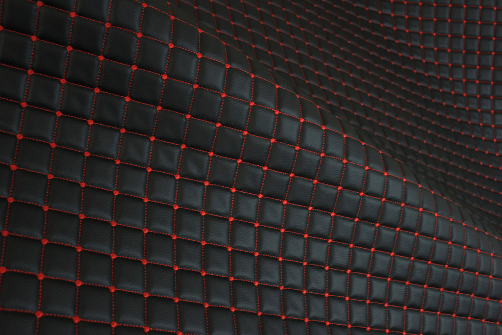 Tecido de pele sintética acolchoada vermelha com estampado de diamantes e bolinhas | Base de espuma | Automóvel, náutico, mobiliário | 140 cm (55,1") de largura Mercedes - BMW - VW