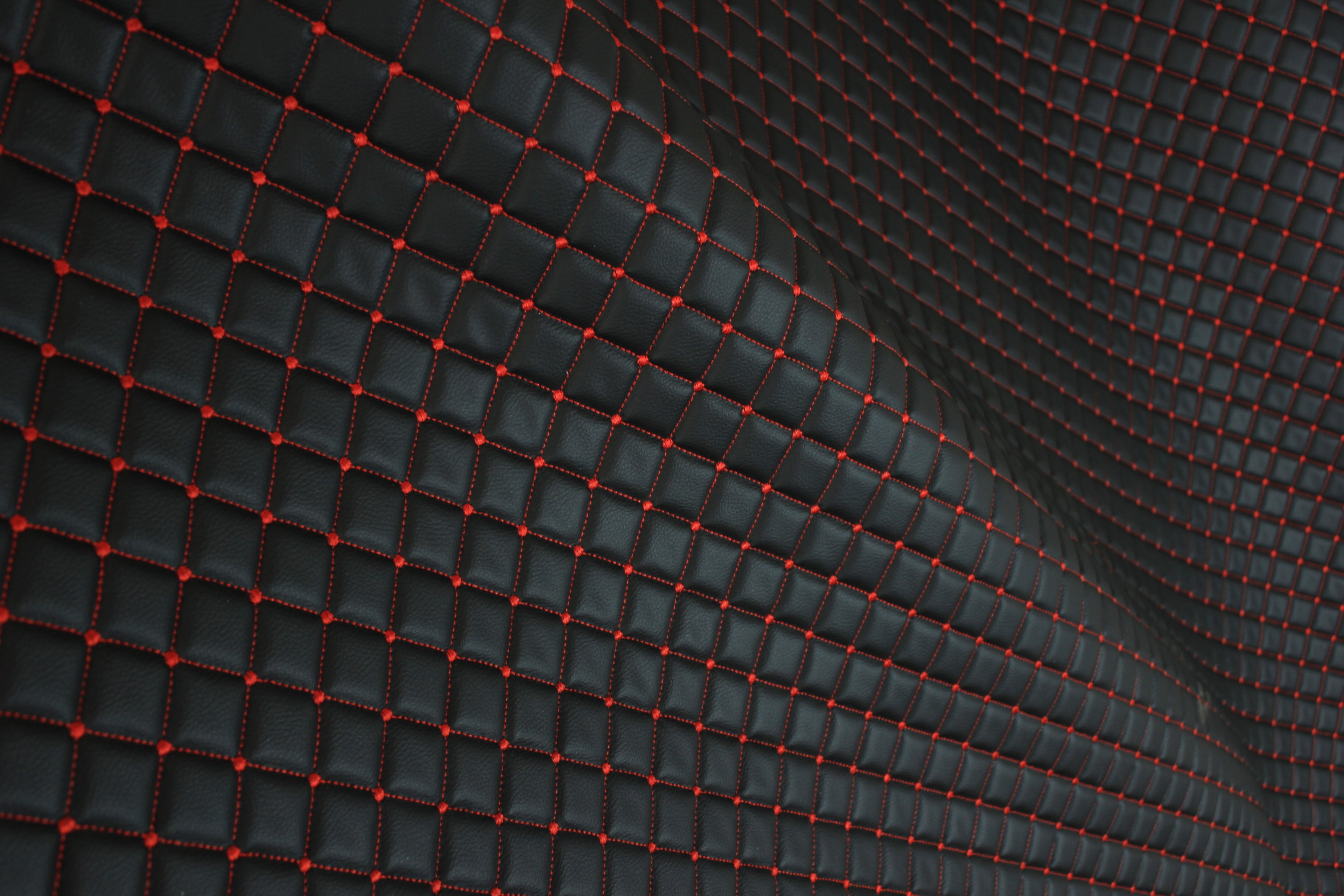 Tecido de pele sintética acolchoada vermelha com estampado de diamantes e bolinhas | Base de espuma | Automóvel, náutico, mobiliário | 140 cm (55,1") de largura Mercedes - BMW - VW