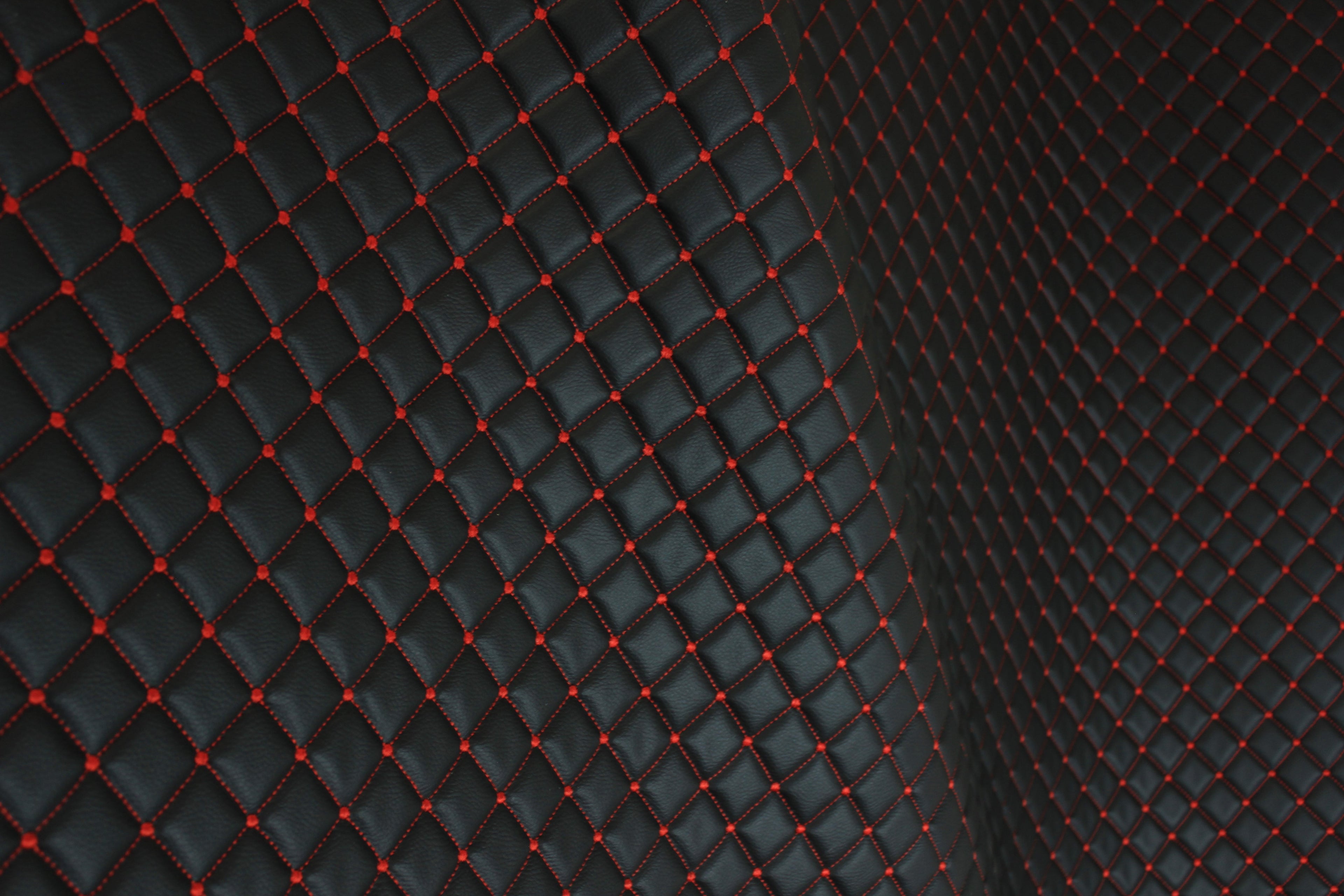 Tecido de pele sintética acolchoada vermelha com estampado de diamantes e bolinhas | Base de espuma | Automóvel, náutico, mobiliário | 140 cm (55,1") de largura Mercedes - BMW - VW
