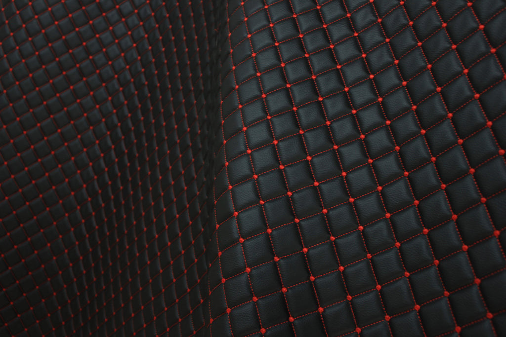 Tecido de pele sintética acolchoada vermelha com estampado de diamantes e bolinhas | Base de espuma | Automóvel, náutico, mobiliário | 140 cm (55,1") de largura Mercedes - BMW - VW