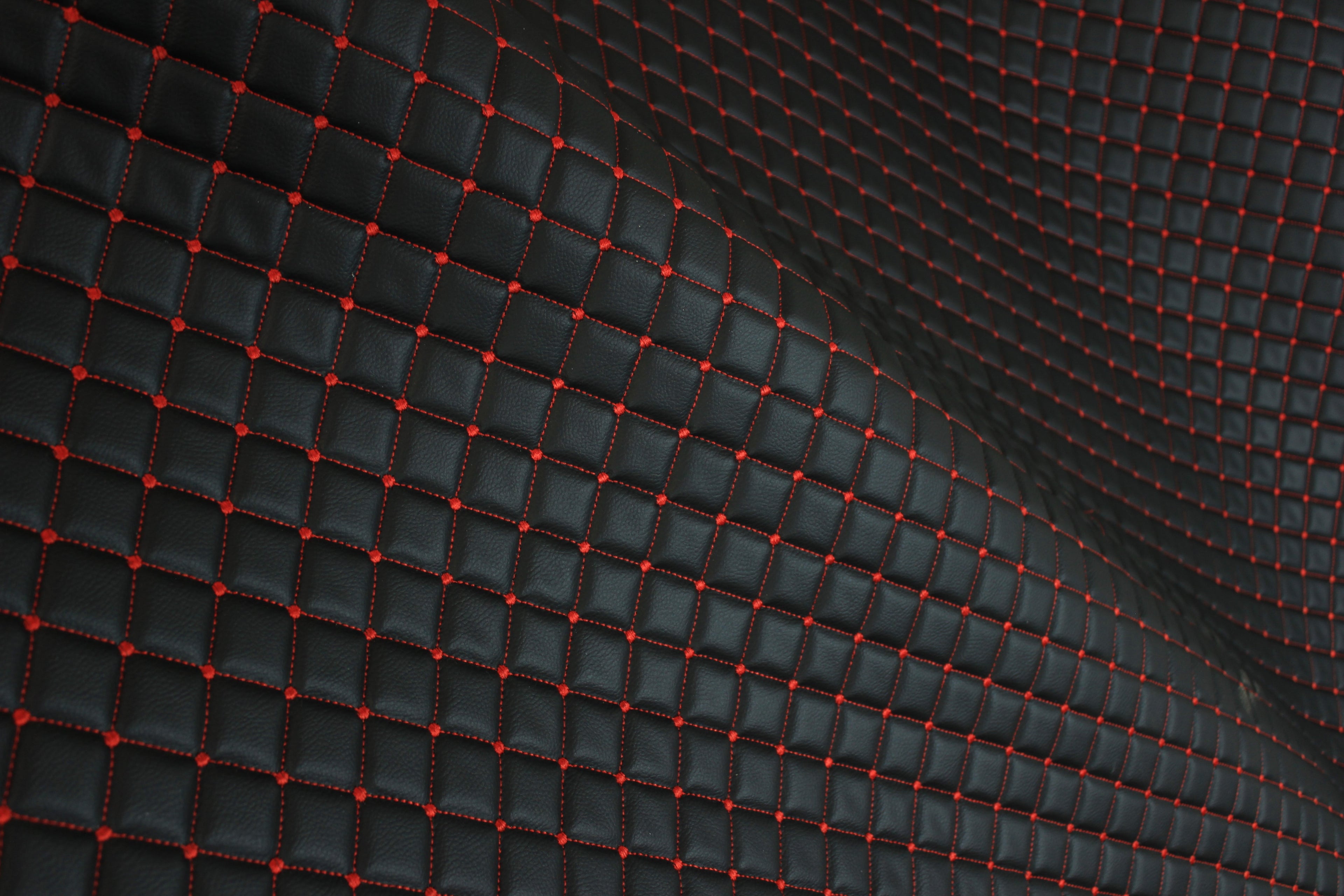 Tecido de pele sintética acolchoada vermelha com estampado de diamantes e bolinhas | Base de espuma | Automóvel, náutico, mobiliário | 140 cm (55,1") de largura Mercedes - BMW - VW