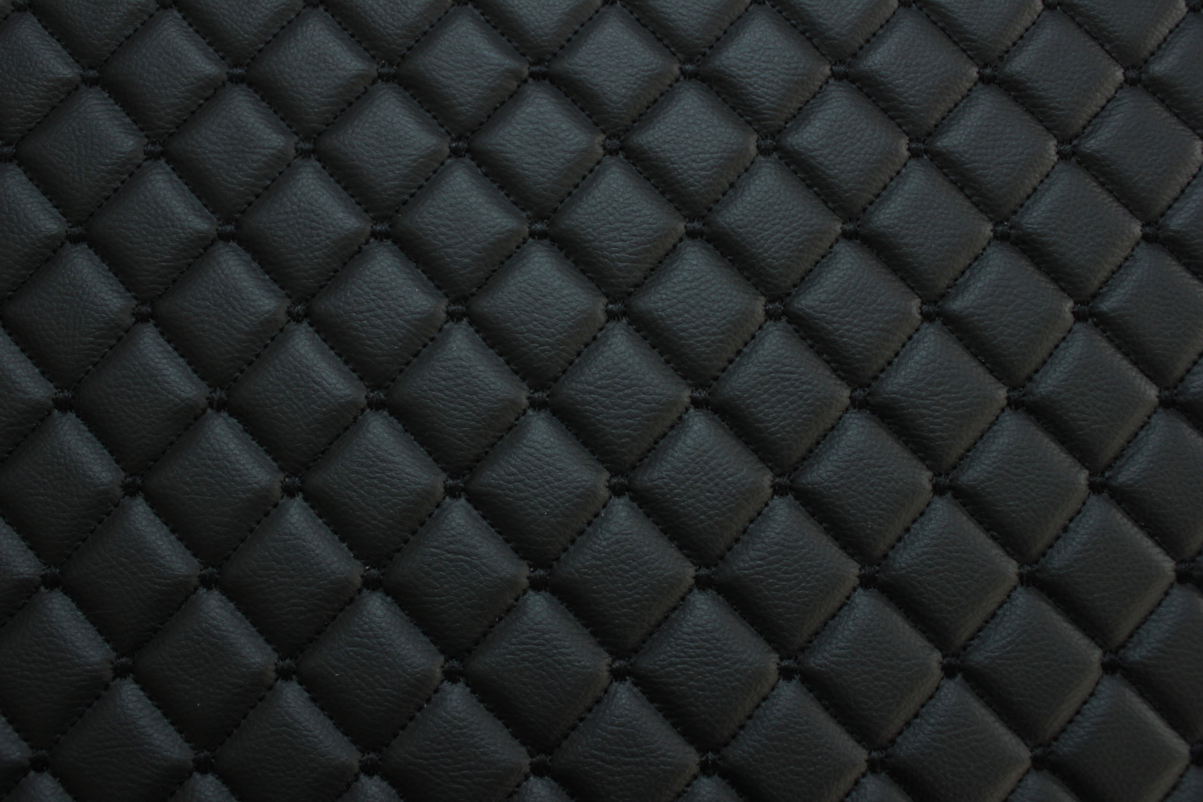 Tecido de pele sintética acolchoada preta com estampado de losangos | Base de espuma | Automóvel, Náutico, Móveis | 140 cm (55,1") de largura Mercedes - BMW - VW