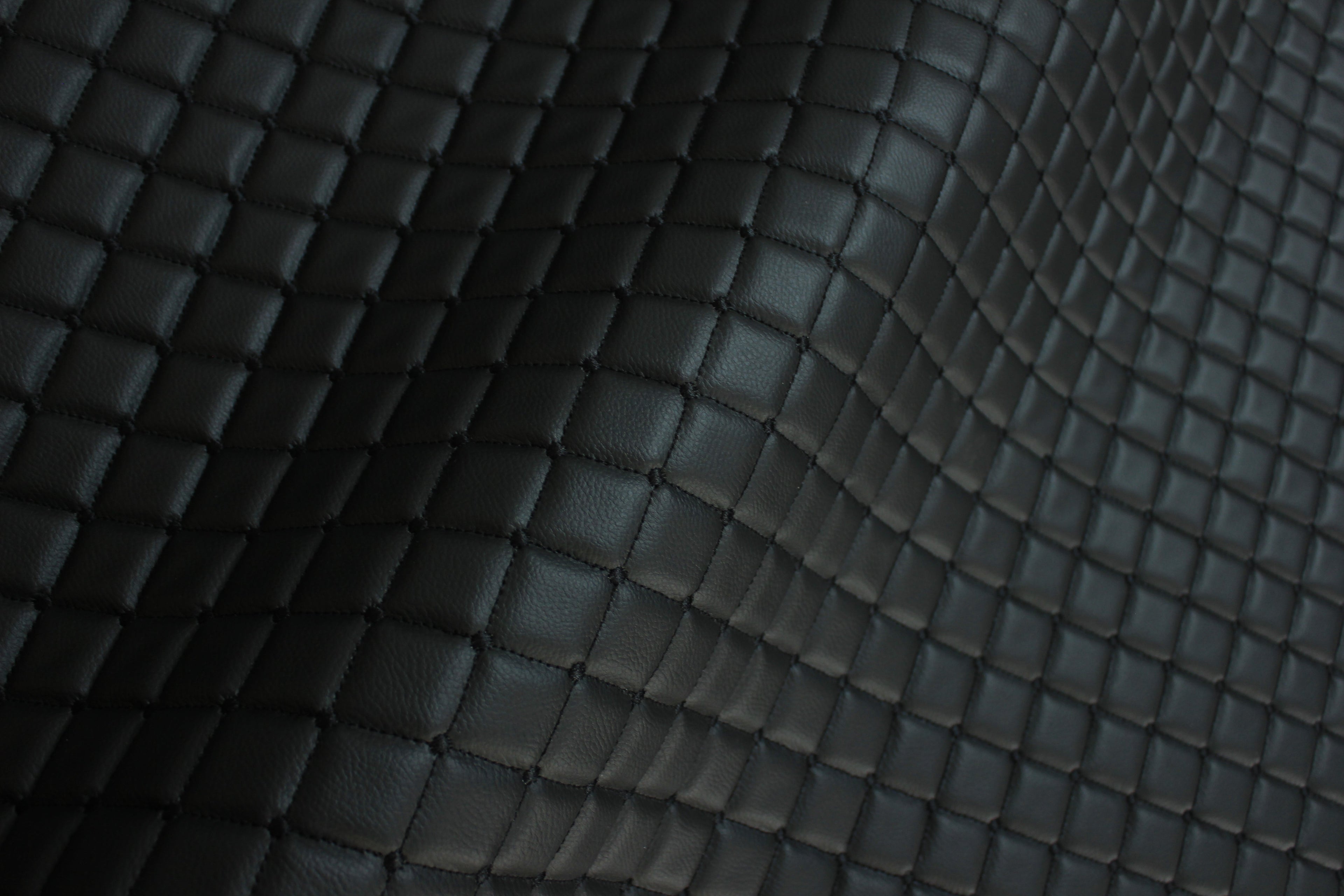 Tecido de pele sintética acolchoada preta com estampado de losangos | Base de espuma | Automóvel, Náutico, Móveis | 140 cm (55,1") de largura Mercedes - BMW - VW