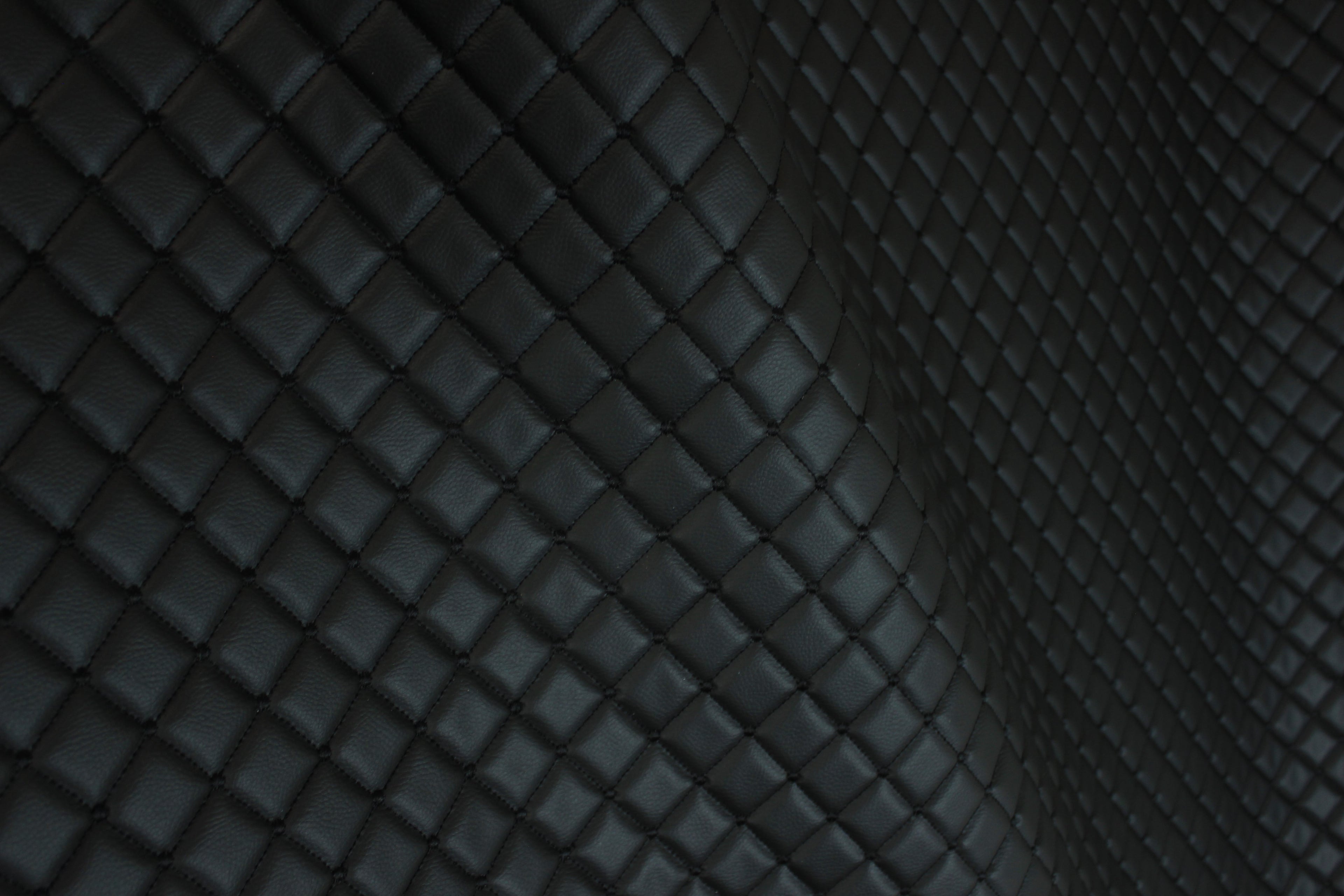 Tecido de pele sintética acolchoada preta com estampado de losangos | Base de espuma | Automóvel, Náutico, Móveis | 140 cm (55,1") de largura Mercedes - BMW - VW