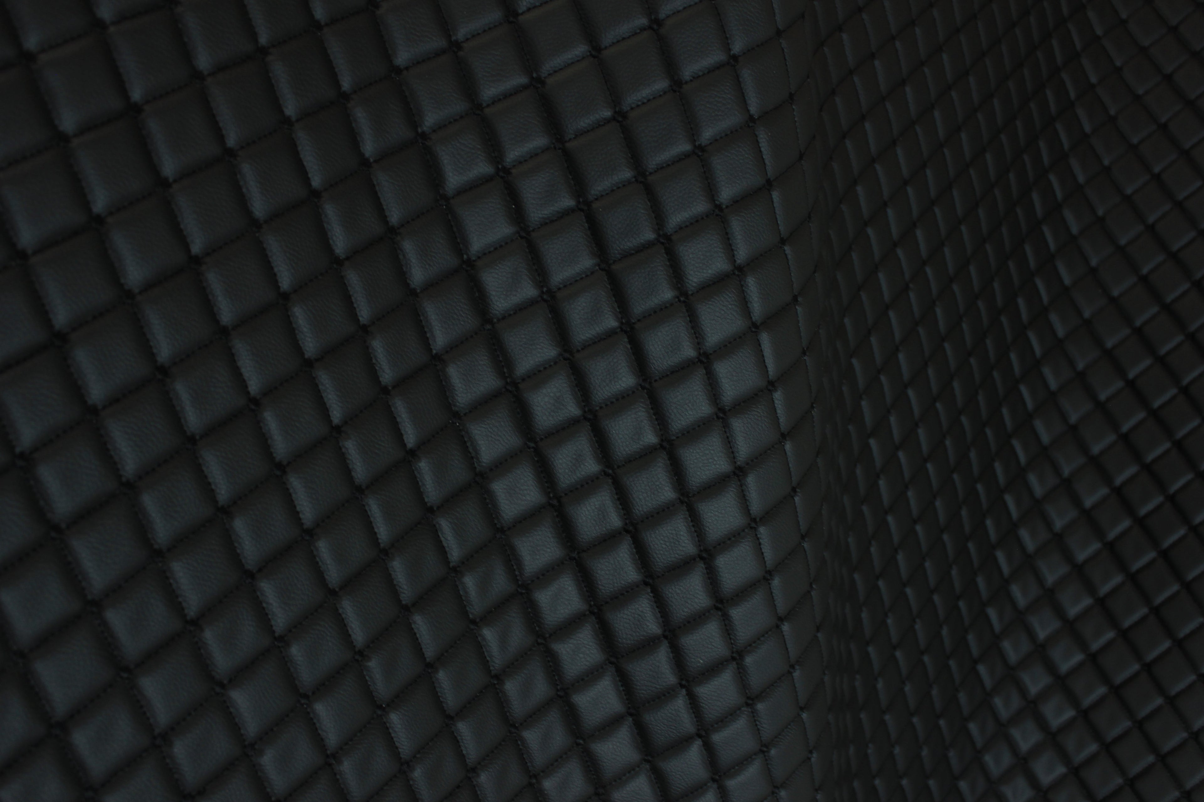 Tecido de pele sintética acolchoada preta com estampado de losangos | Base de espuma | Automóvel, Náutico, Móveis | 140 cm (55,1") de largura Mercedes - BMW - VW