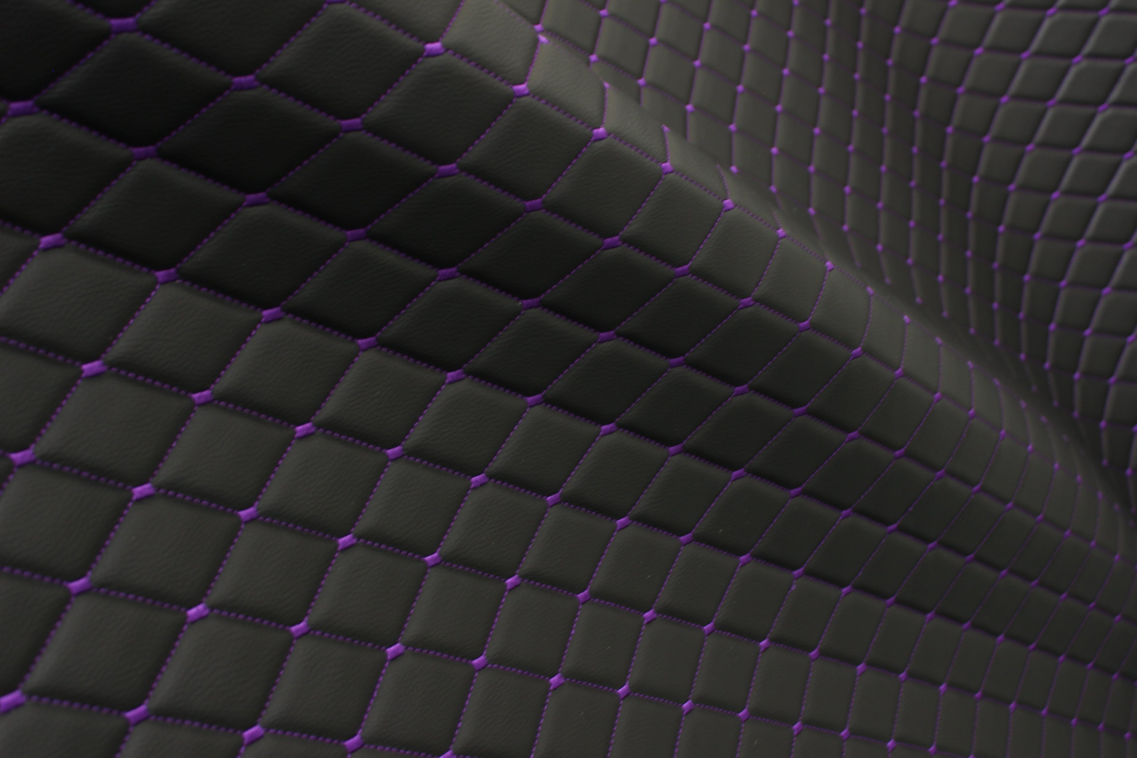 Tela de tapicería de coche de imitación de cuero con textura de vinilo negro y acolchado morado | 5 x 8 cm, puntada de diamante con espuma | 140 cm y 140 cm de ancho | Cuero artificial